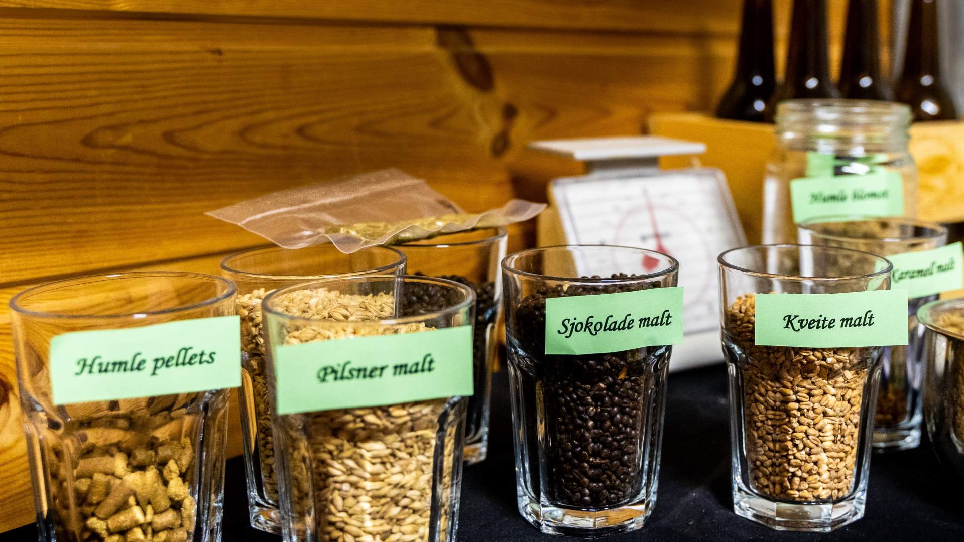 Mo Laksegard bei Suldalslågen auf Sand