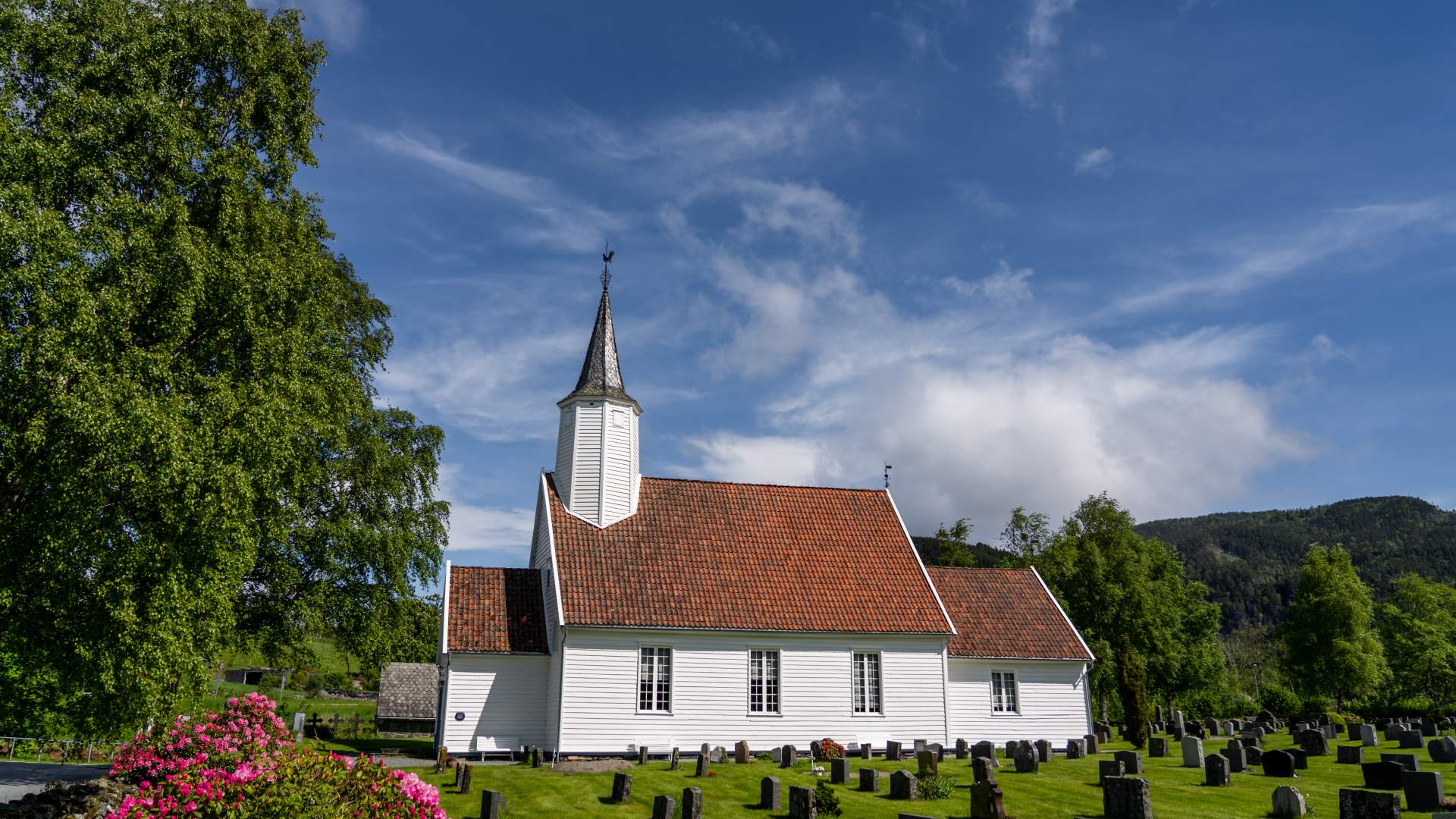 Jelsa Kirche und das Schulmuseum in Jelsa (Ryfylkemuseet)
