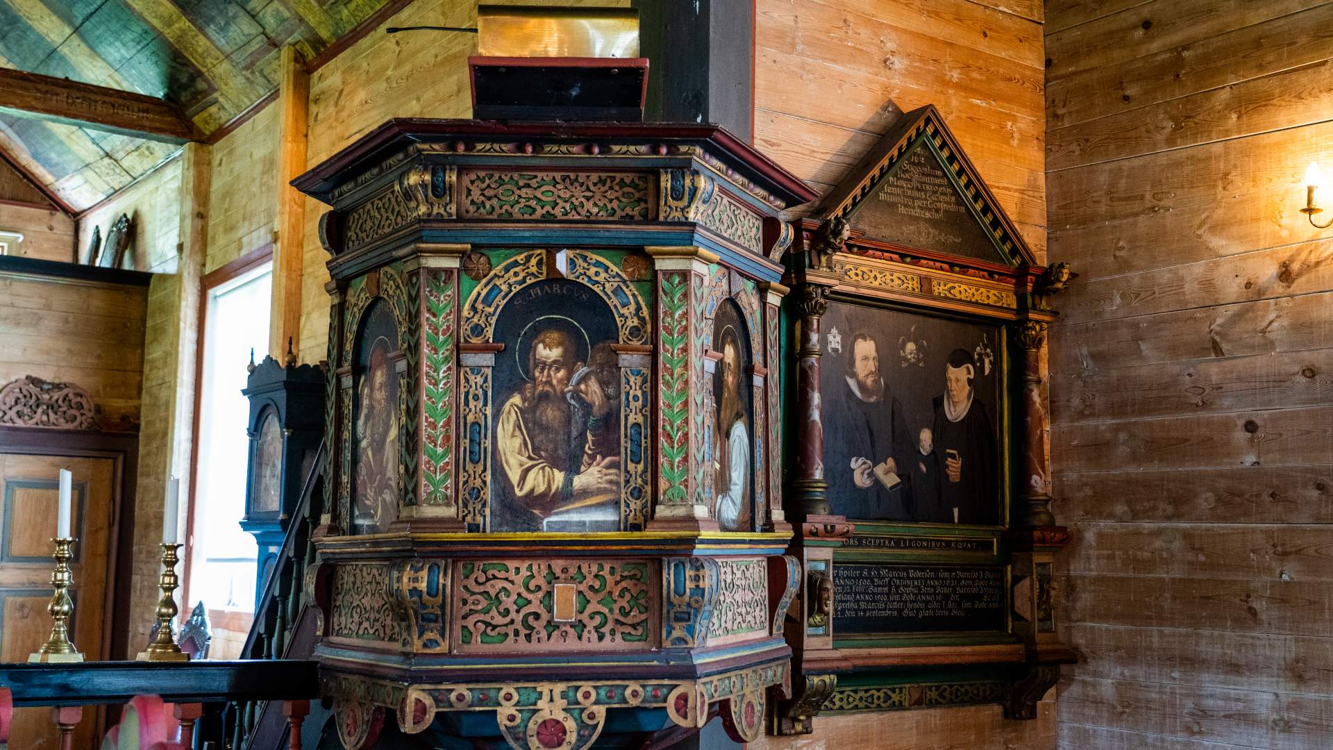 Jelsa Kirche und das Schulmuseum in Jelsa (Ryfylkemuseet)