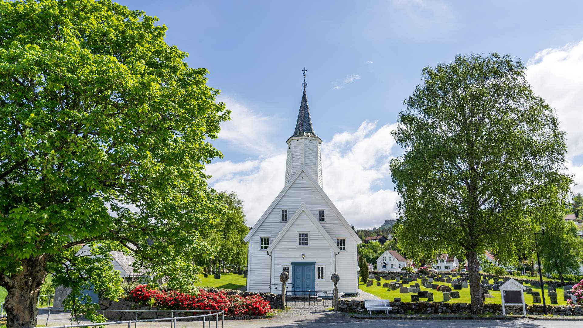 Jelsa Kirche und das Schulmuseum in Jelsa (Ryfylkemuseet)