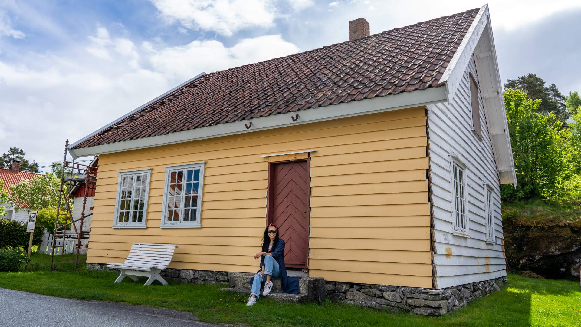 Jelsa Kirche und das Schulmuseum in Jelsa (Ryfylkemuseet)