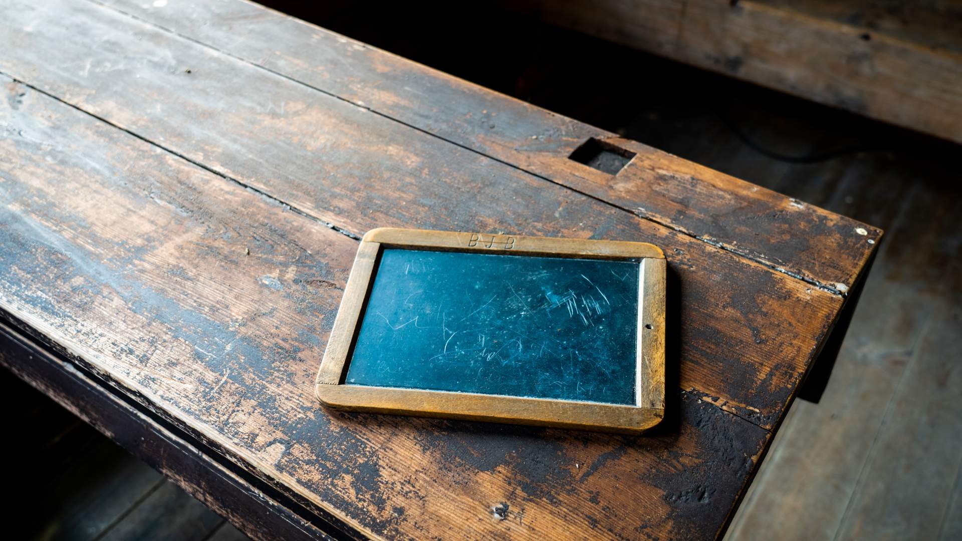 Jelsa Kirche und das Schulmuseum in Jelsa (Ryfylkemuseet)
