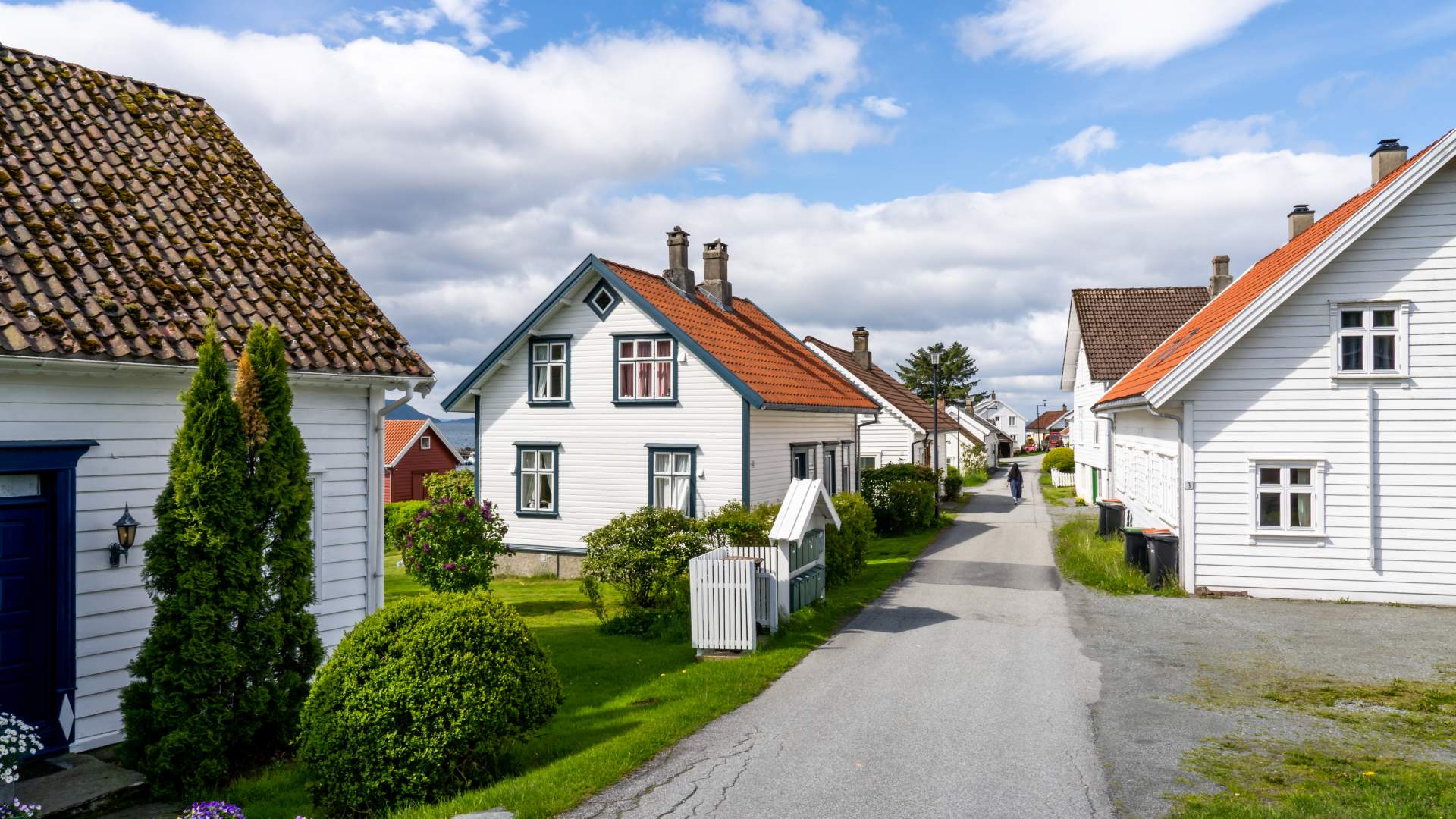 Jelsa Kirche und das Schulmuseum in Jelsa (Ryfylkemuseet)