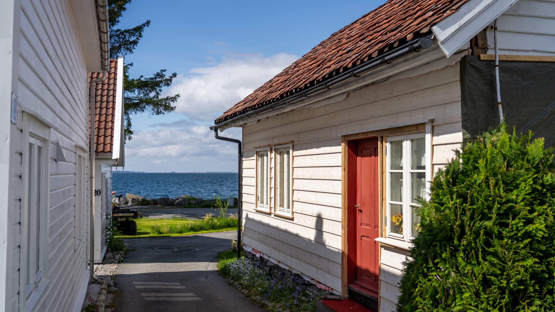 Jelsa Kirche und das Schulmuseum in Jelsa (Ryfylkemuseet)