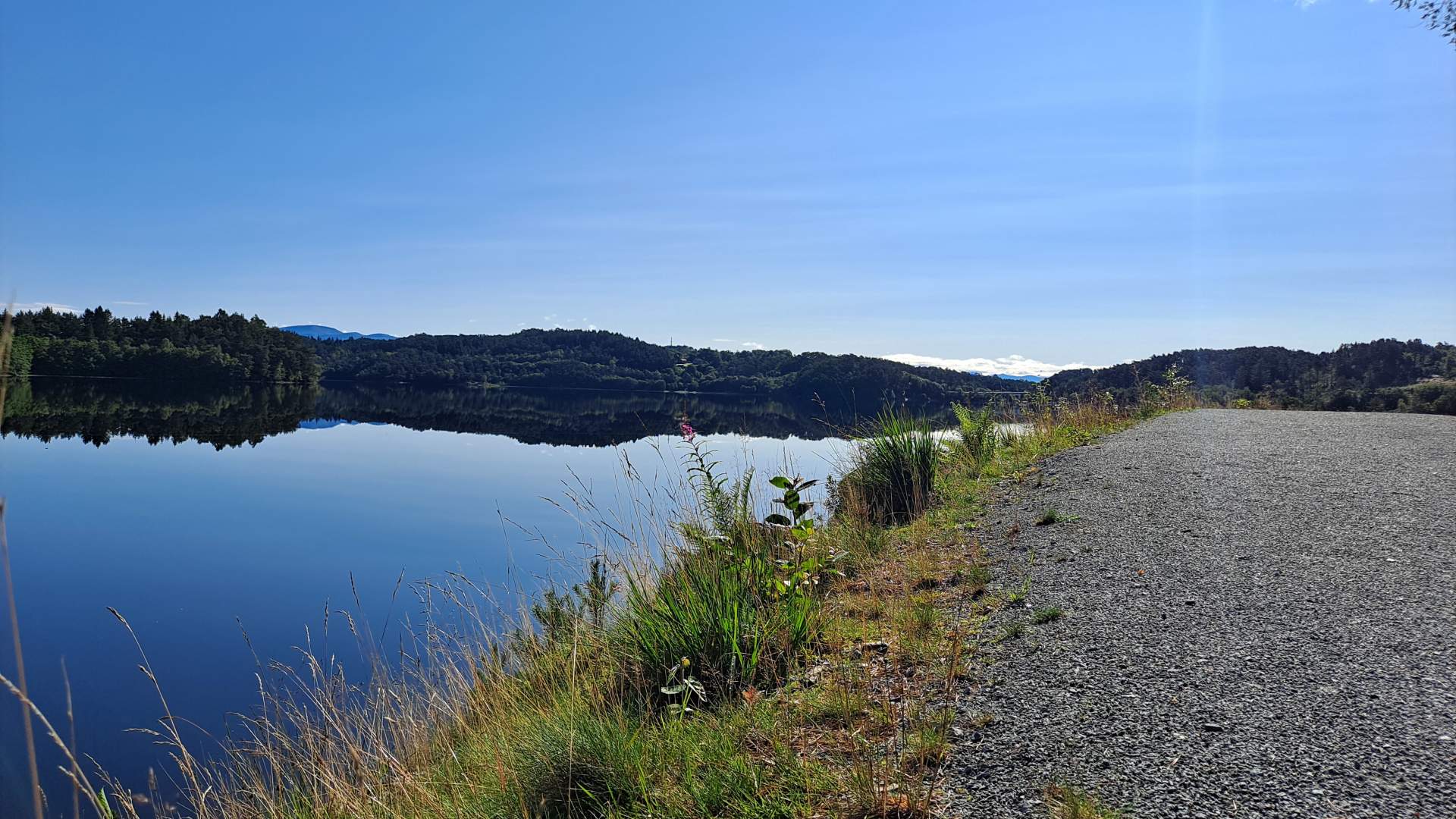 Flott utsikt frå turvegen rundt Ådlandsvatnet.