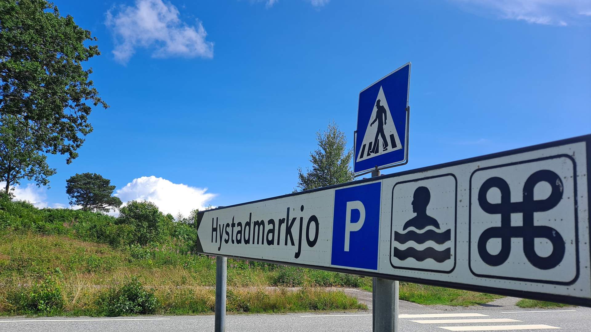 Her er det både parkeringsplass og mulighet for eit bad