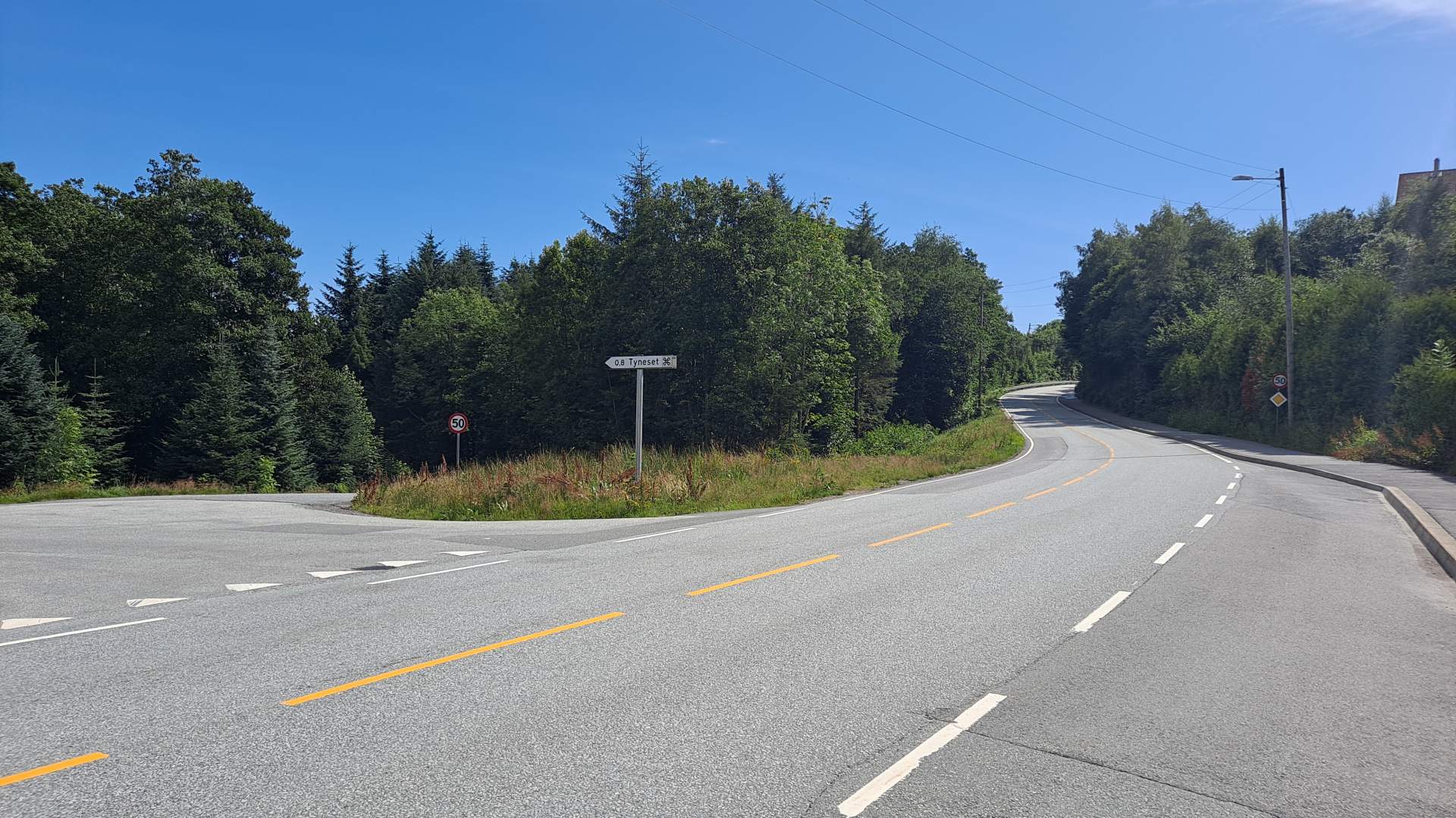 Ta av ved skilt til Tyneset for start i Sævarhagsvikjo til Hystadmarkjo