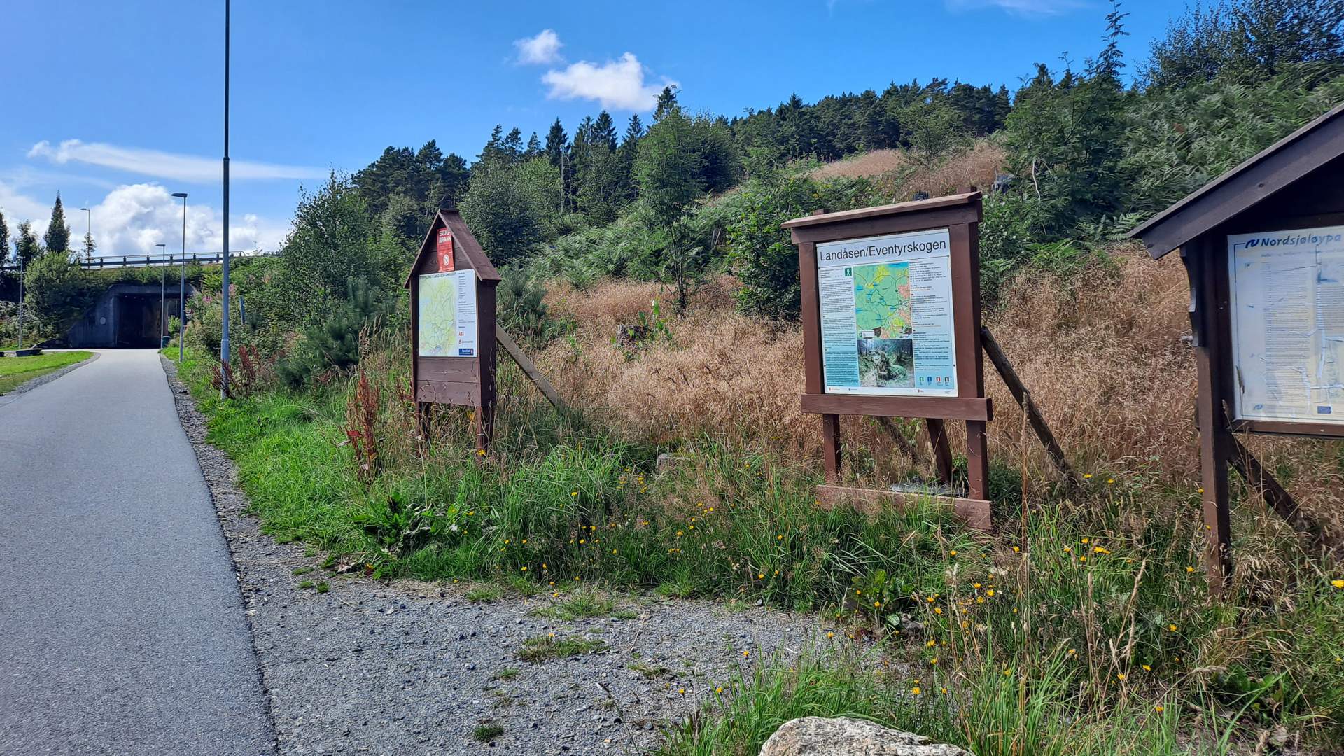 Skilt og parkeringsplass ved turstart