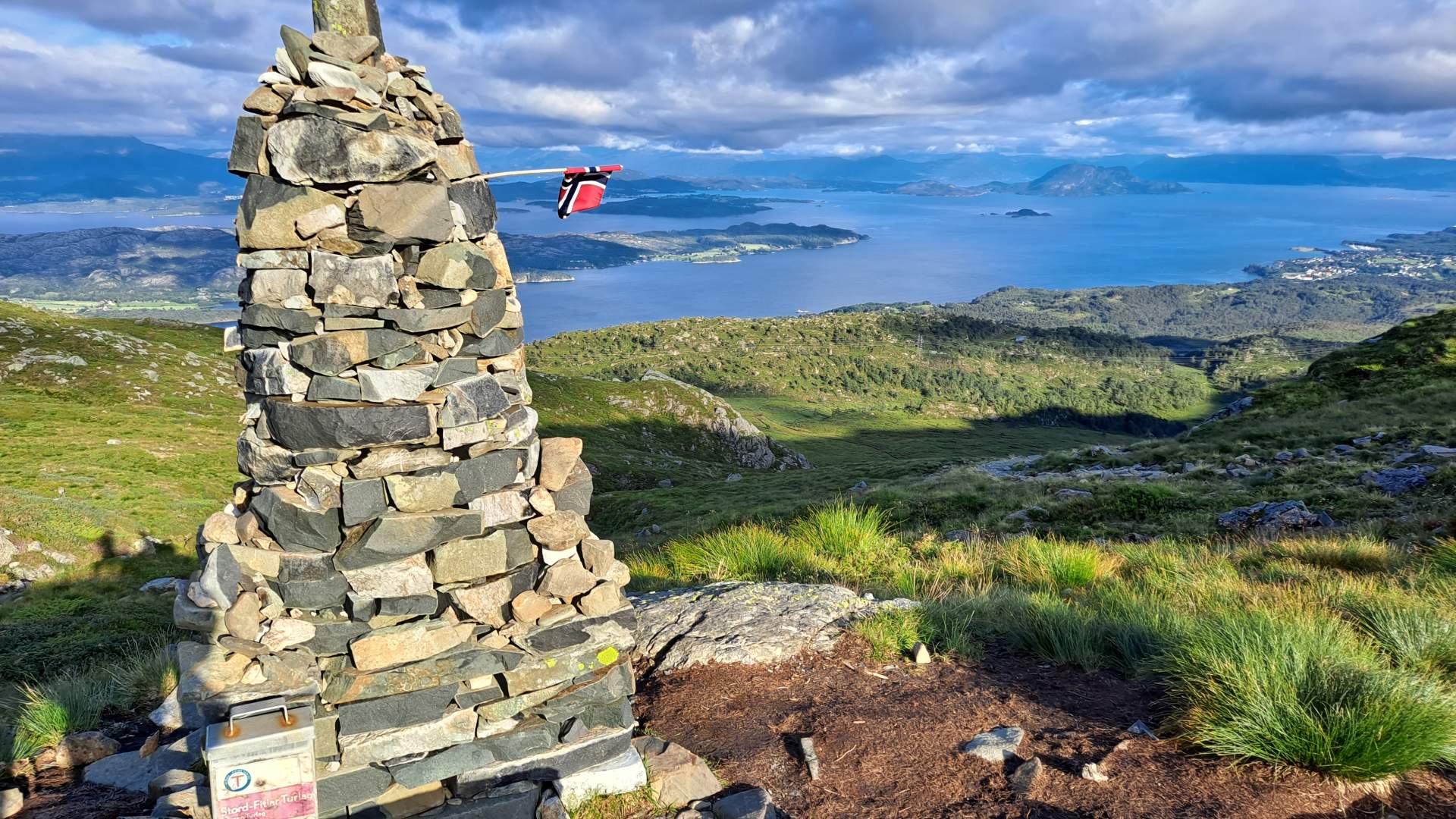 Fjord og fjell, øyer og fastland.