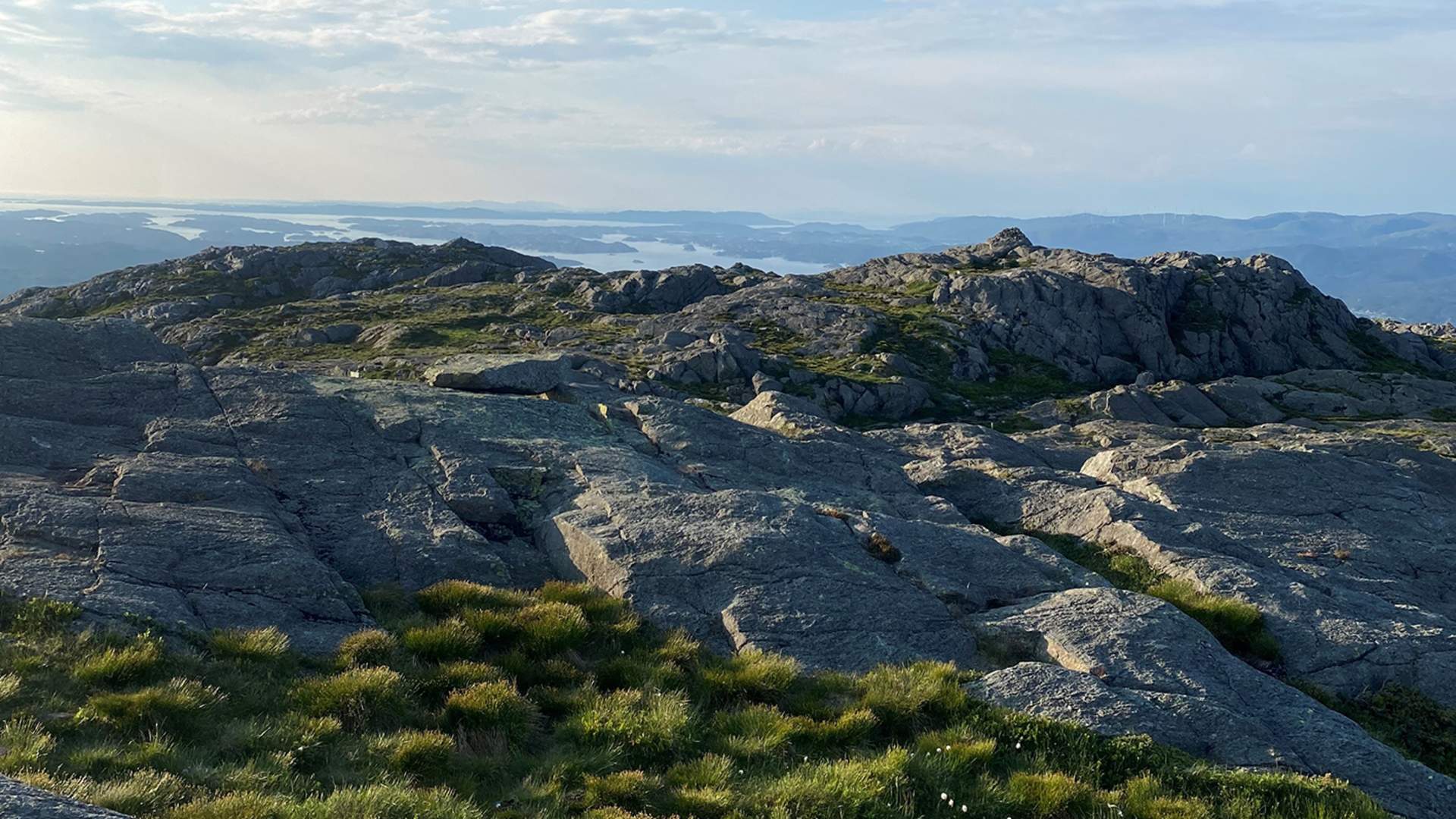 Frå toppen av Siggjo ser du utover øyriket Sunnhordland