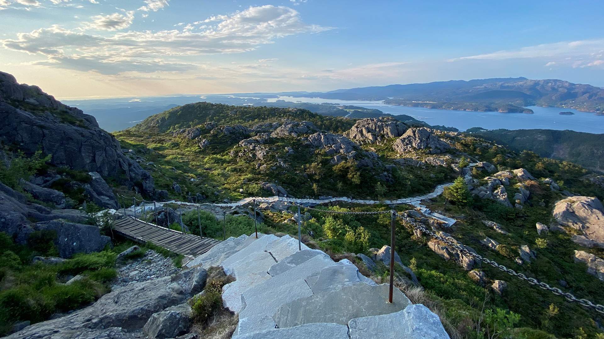 Vegen opp til Siggjo er flott tilrettelagt med bla sherpatrapper