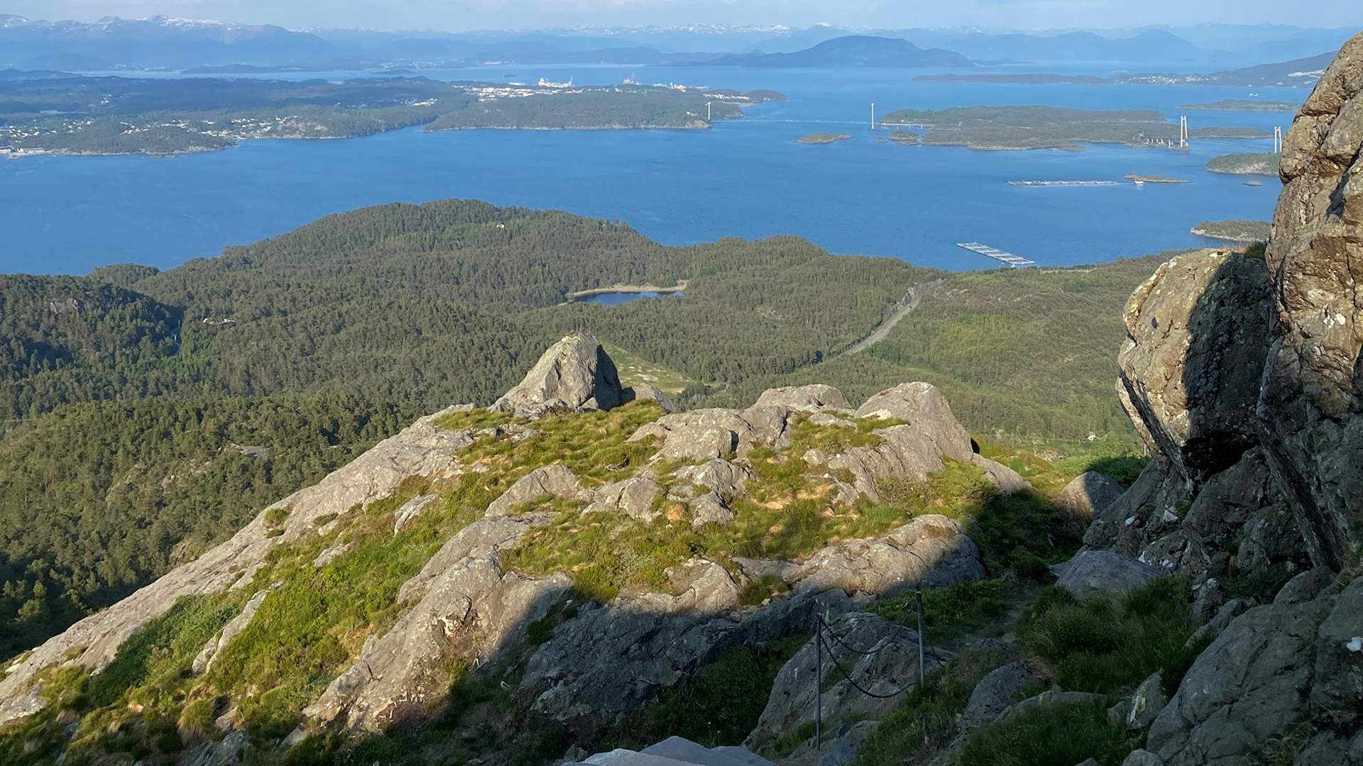 På Siggjo har du flott utsikt - her mot Stordabrua, Bømlobrua og vidare mot Kvinnherad