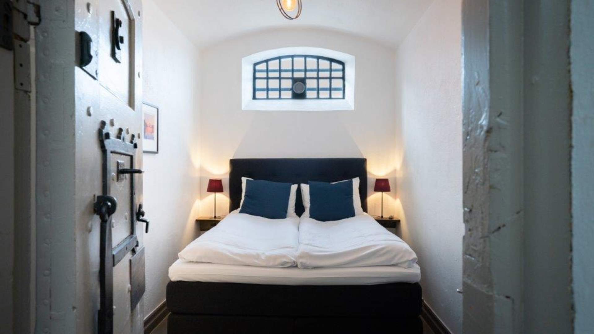 Sov i det som tidligere var en fengselscelle