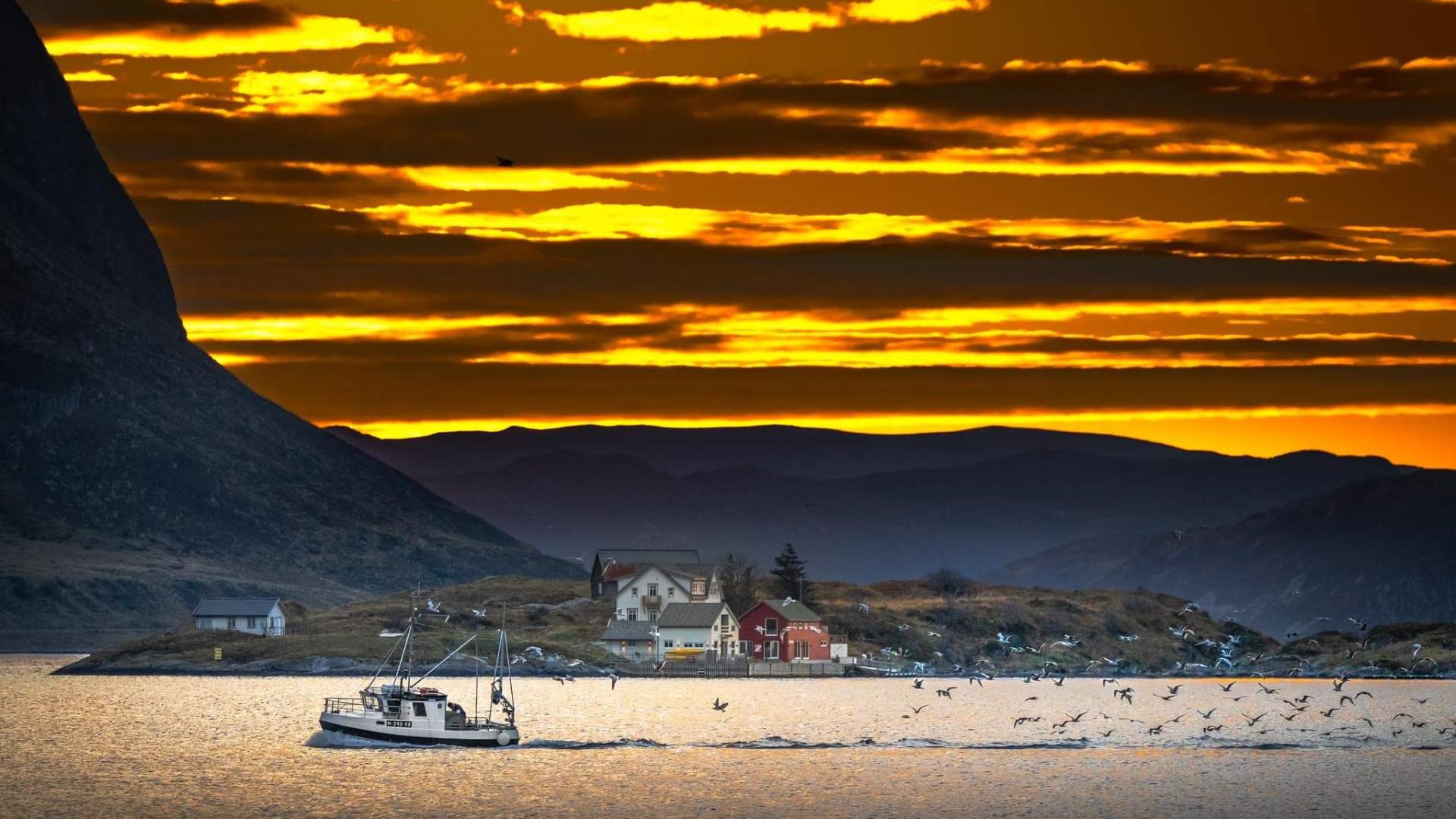 Sjarken på kveldstur forbi Torvholmen.