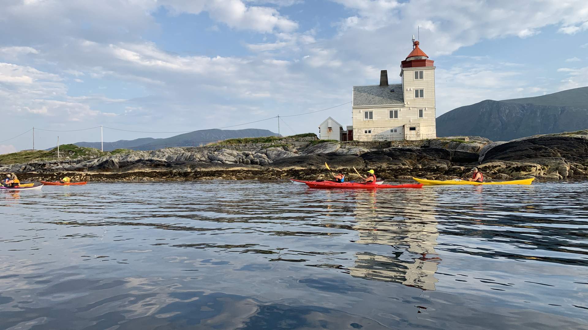 På kajakktur utanfor fyret ved Torvholmen.