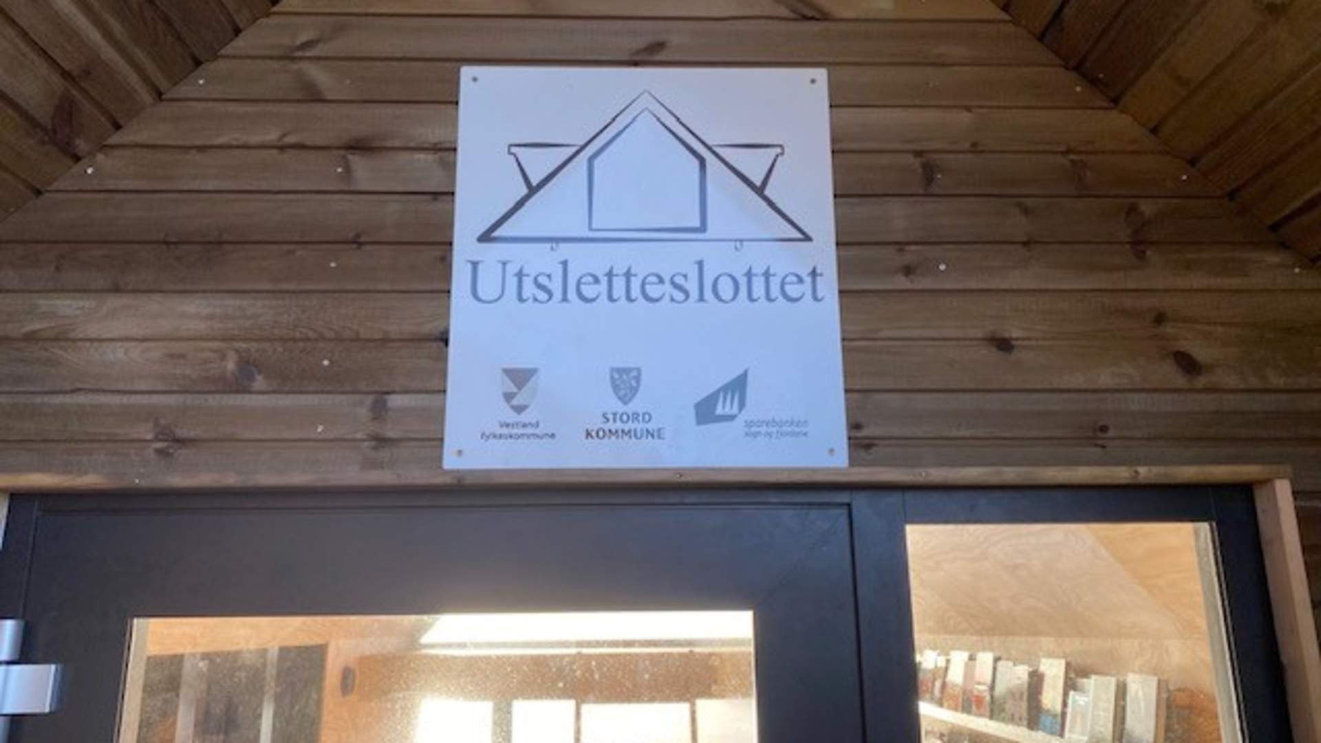 I dagsturhytta står det bøker du kan lese i