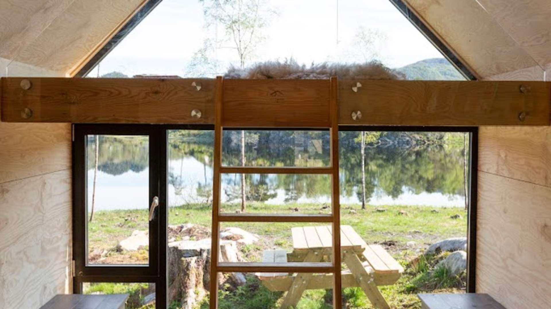 Hytta er flott innreia og har vakker utsikt