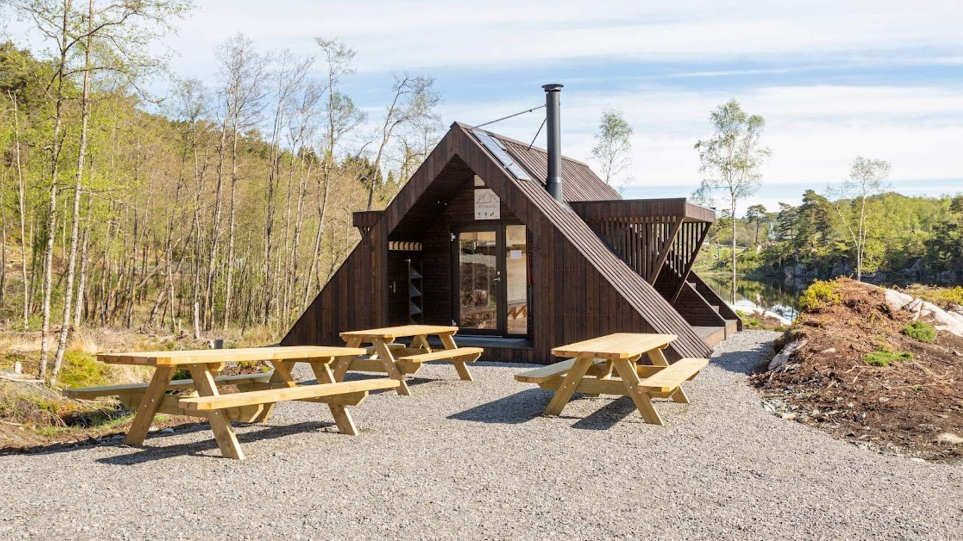 Flott uteområde med benker og bord