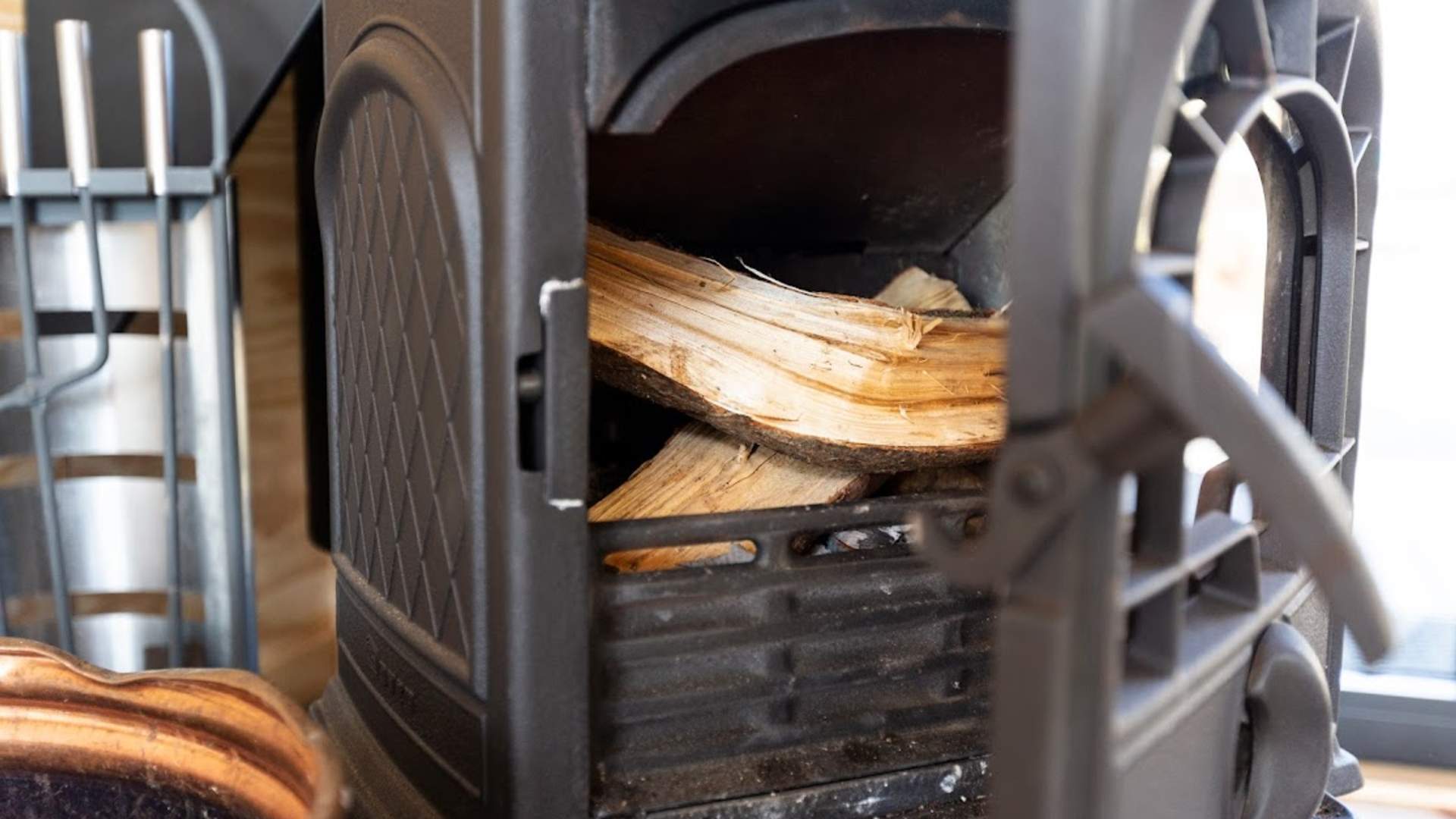 I hytta er det vedovn