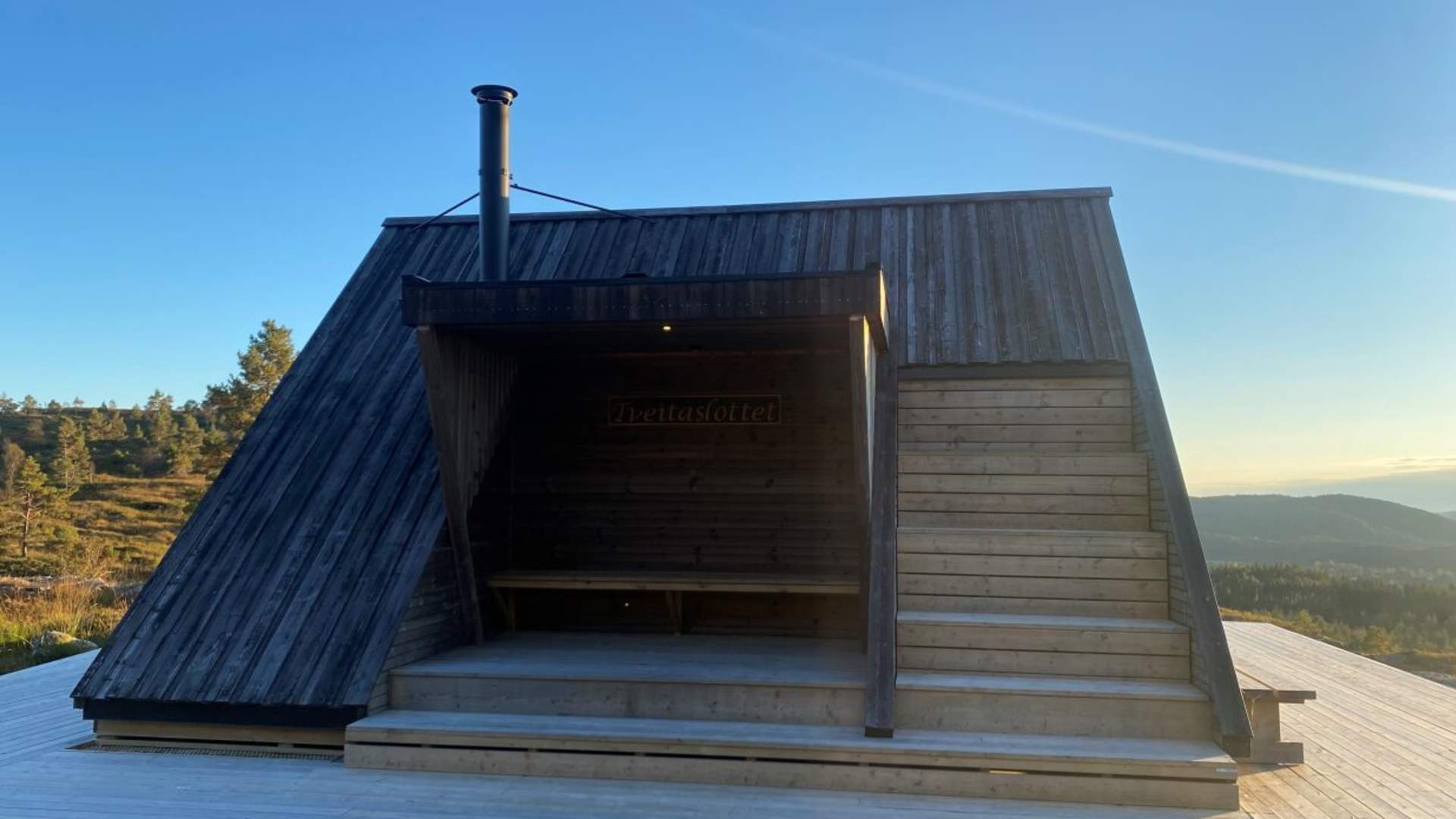 Stor terrasse rundt dagsturhytta