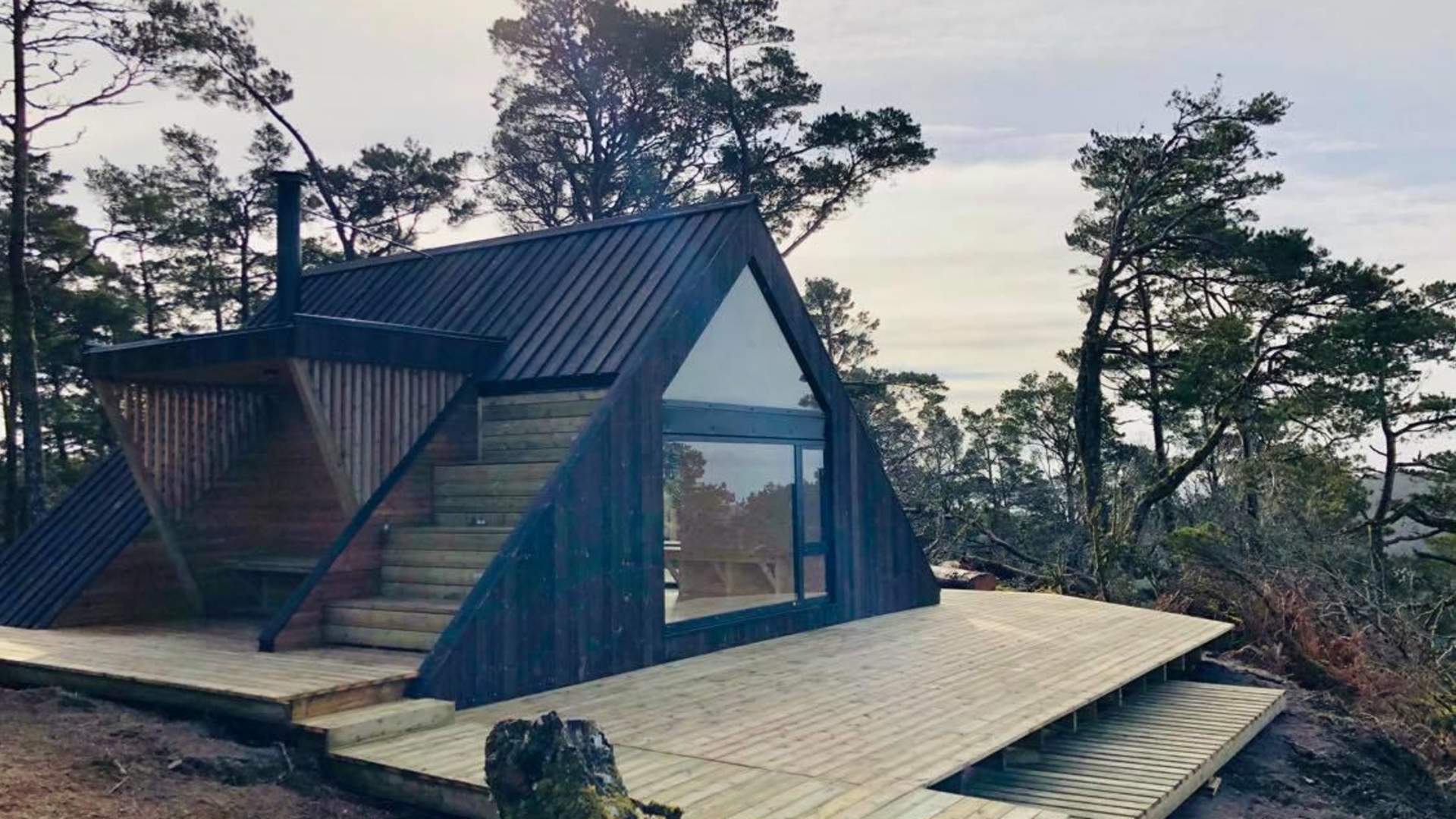 Flotte terrassar og overbygd sitjeplass ved dagsturhytta Adlesi