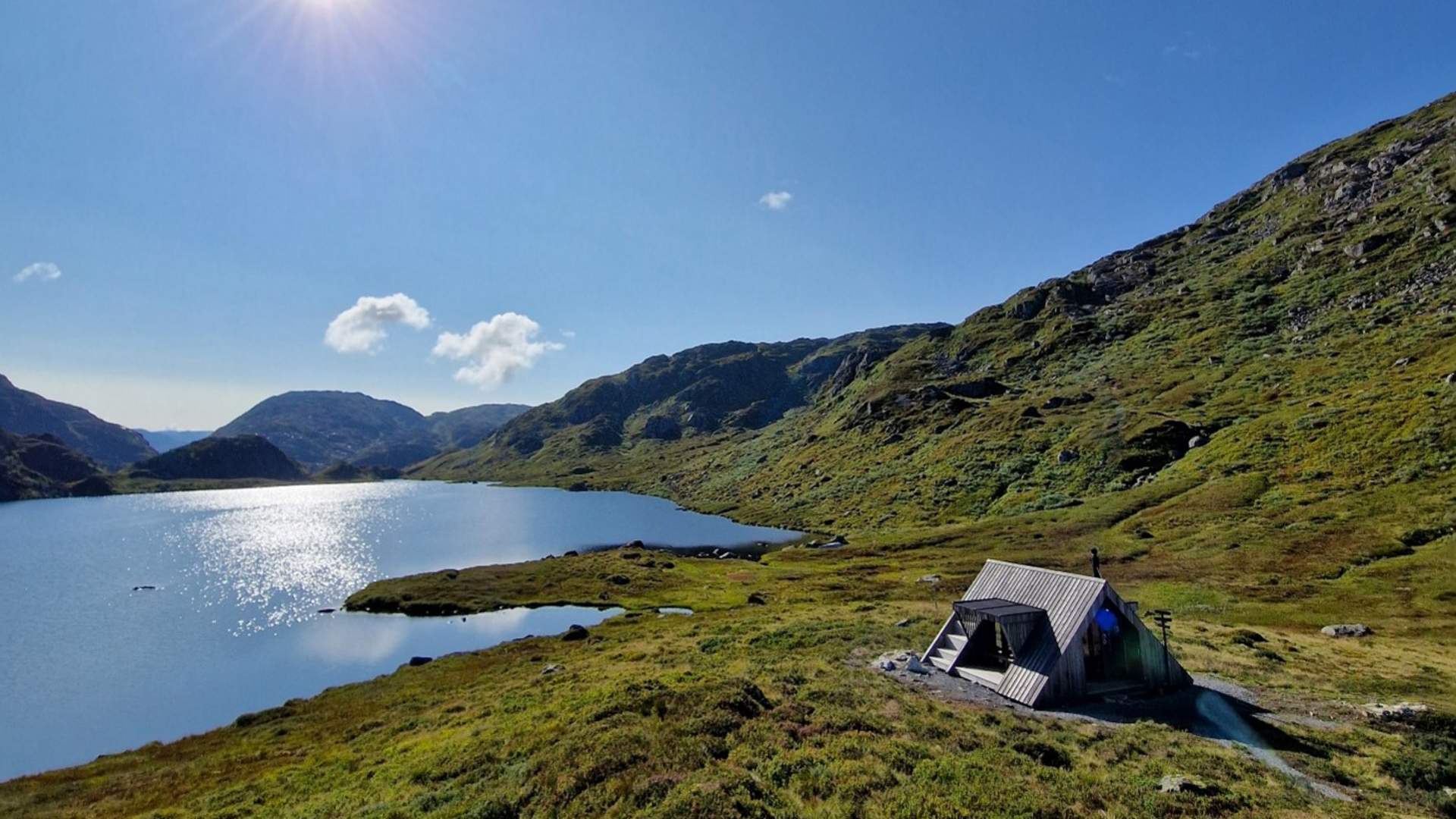 Dagsturhytta ligg ved Nautavatnet