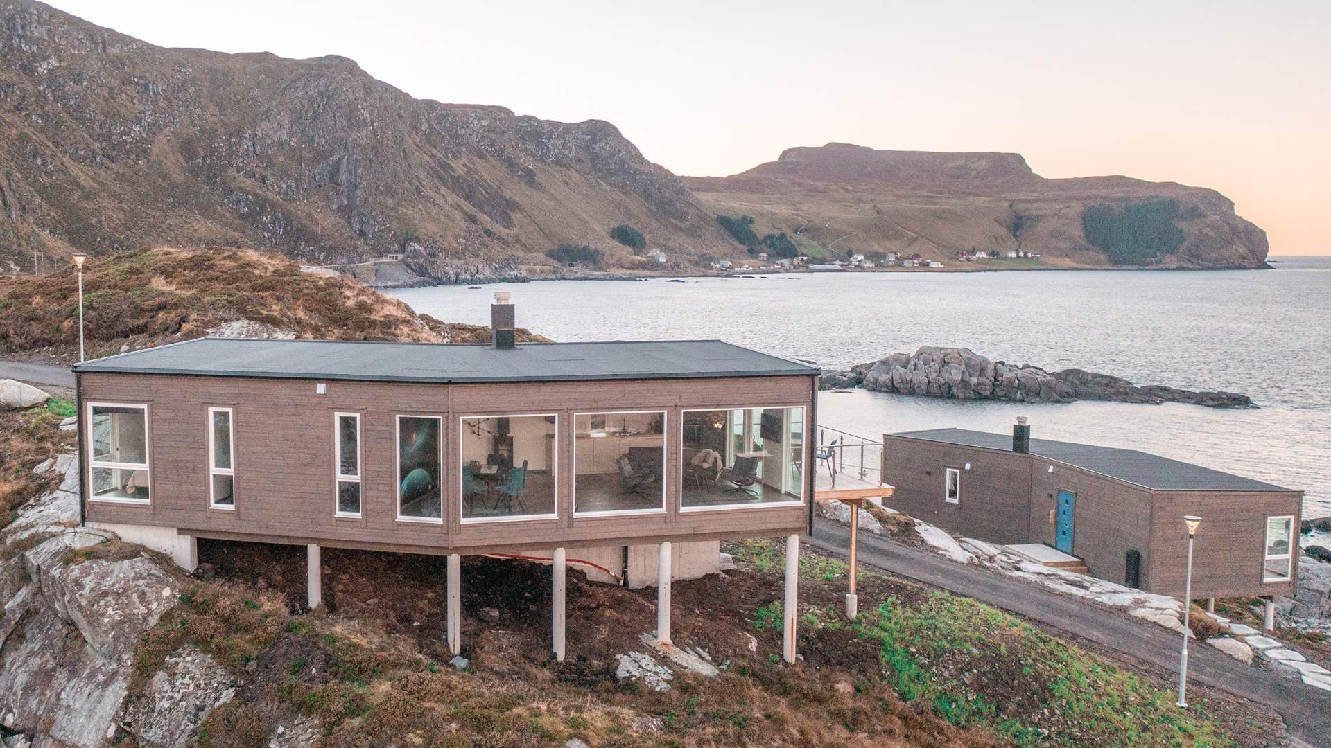 Hyttene ligger på svabergene på Runde, helt ut mot havet.