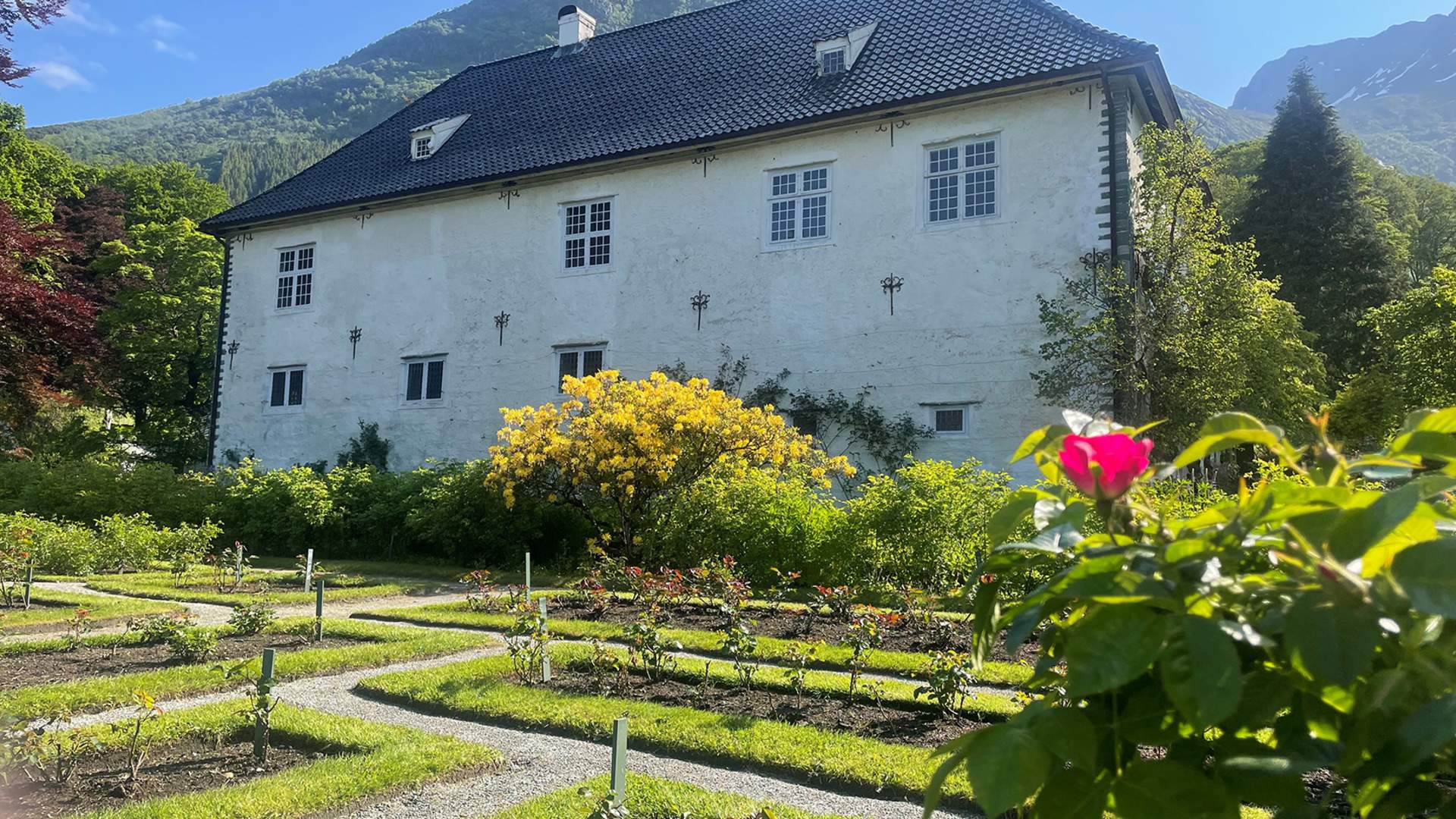 Baroniet Rosendal er ein av stadene du kan besøkje på sykkelturen