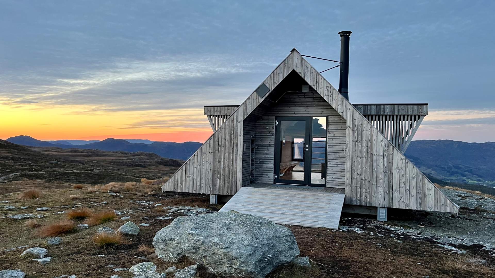 Dagsturhytta Leiteshaugen i solnedgang
