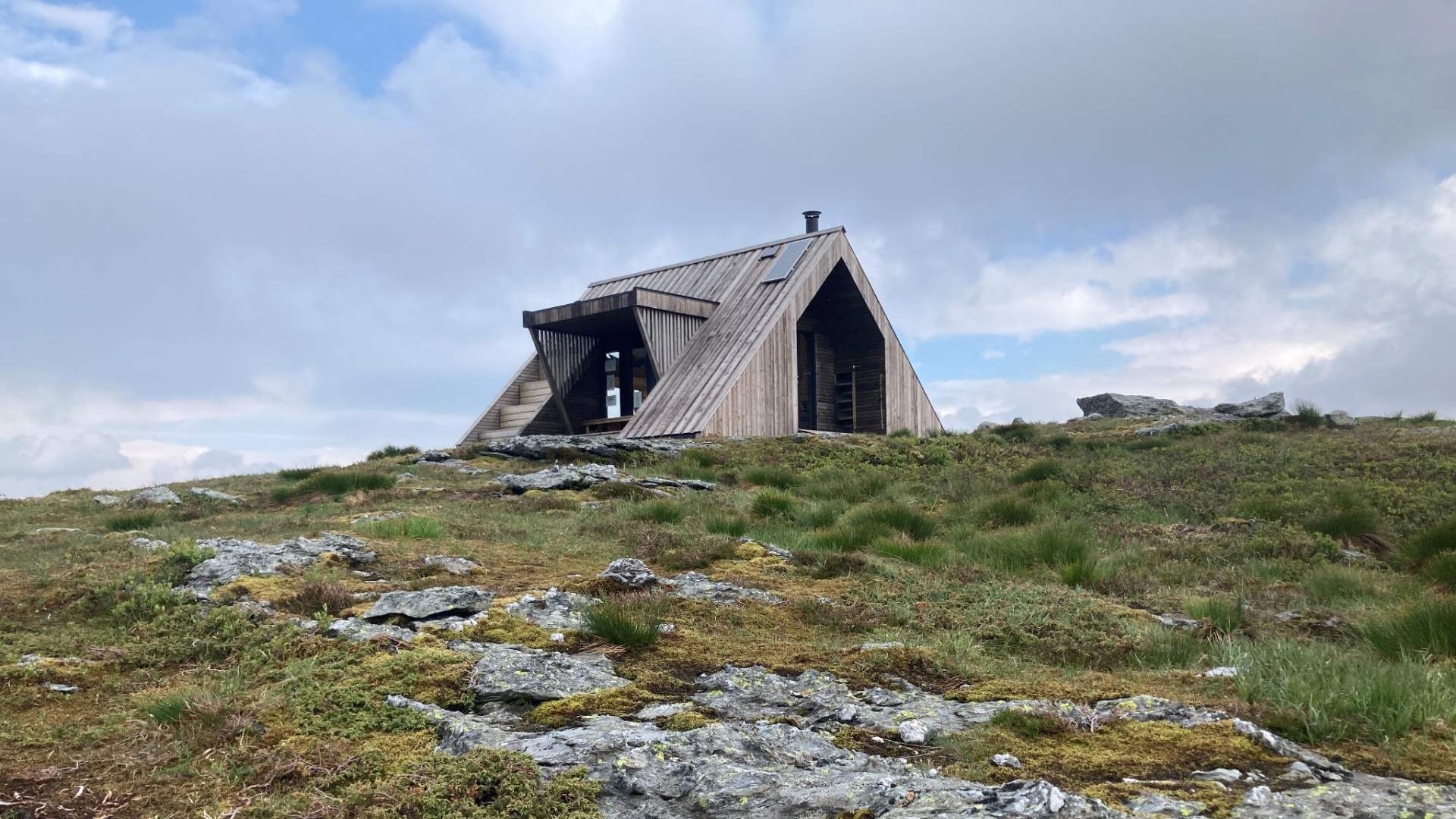 Dagsturhytta ligg fint til