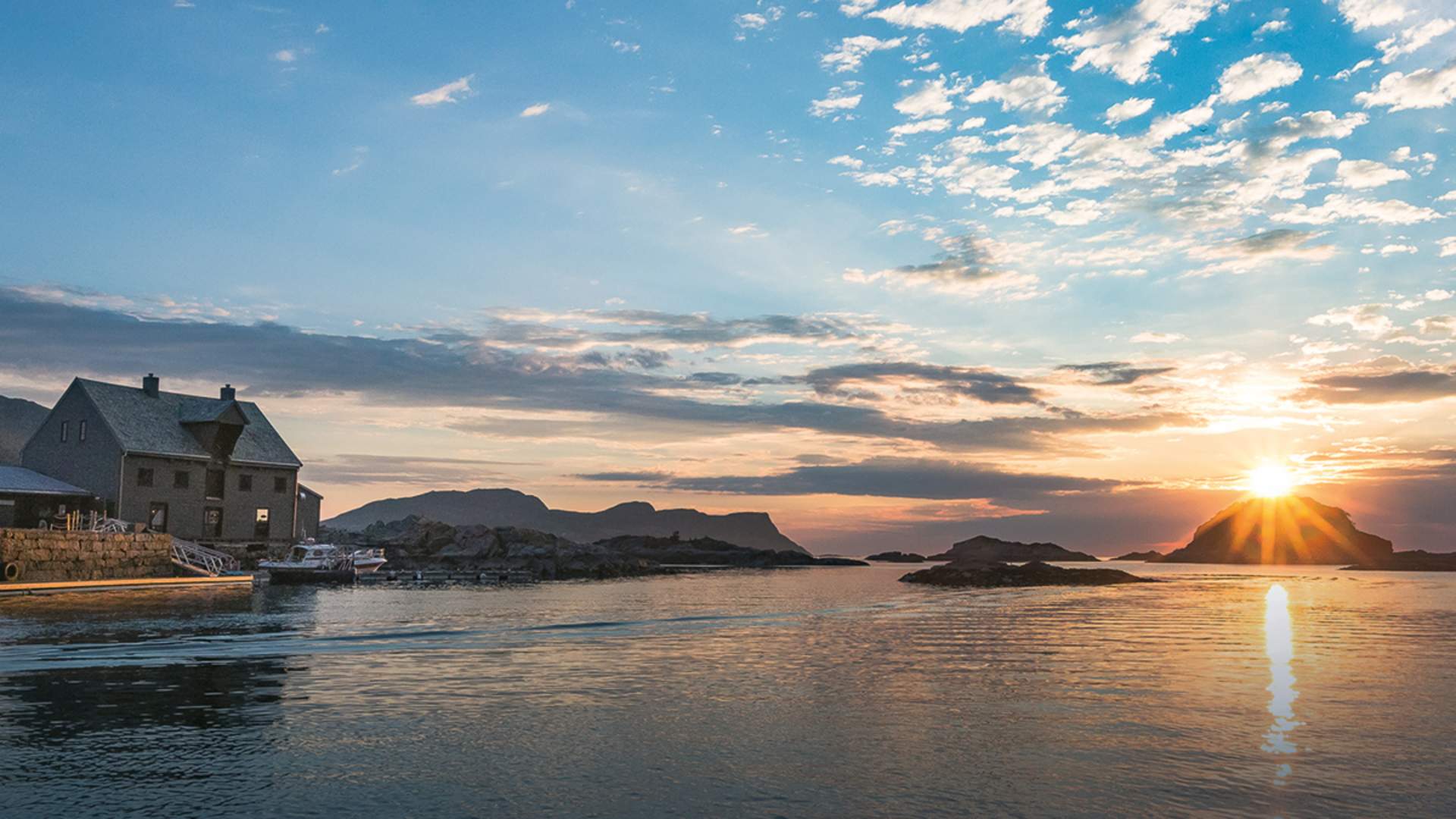 Solnedgang i havet rett utenfor restaurant Kami Skotholmen
