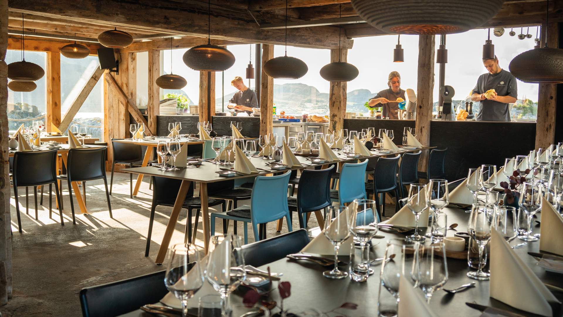 Dekkt og klart til deilig sjømatmiddag.