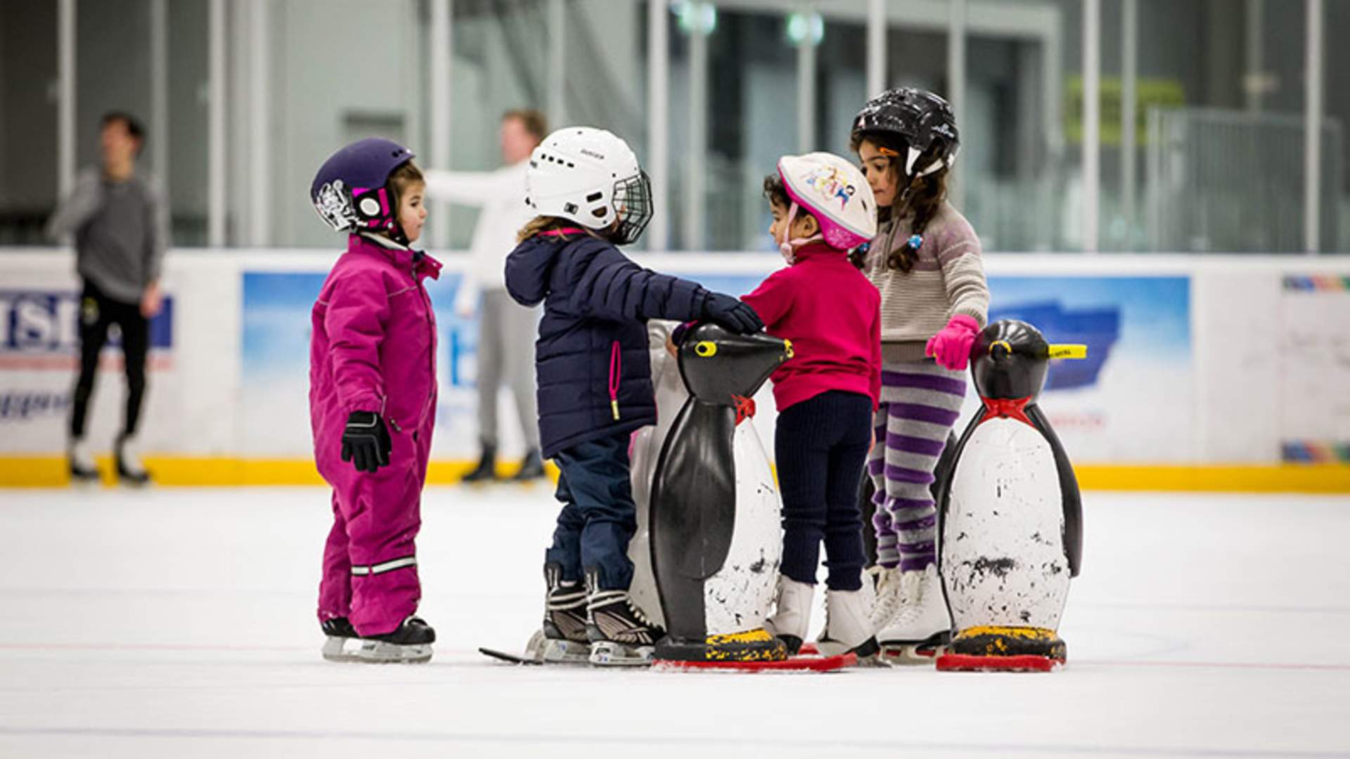 Skøyting i Stavanger Ishall er moro for store og små