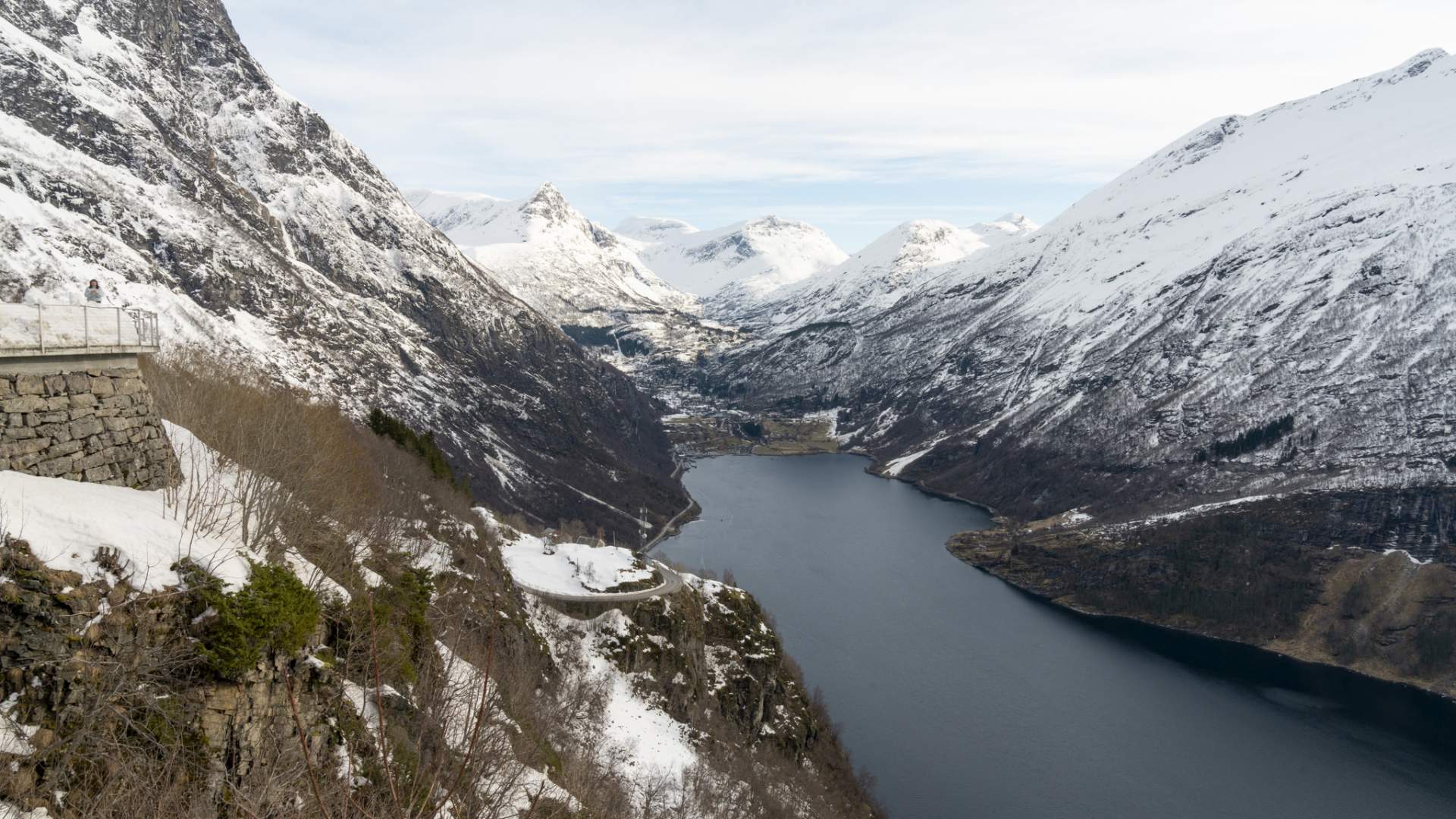 Vinter i Geiranger, sett frå ørnesvingen.