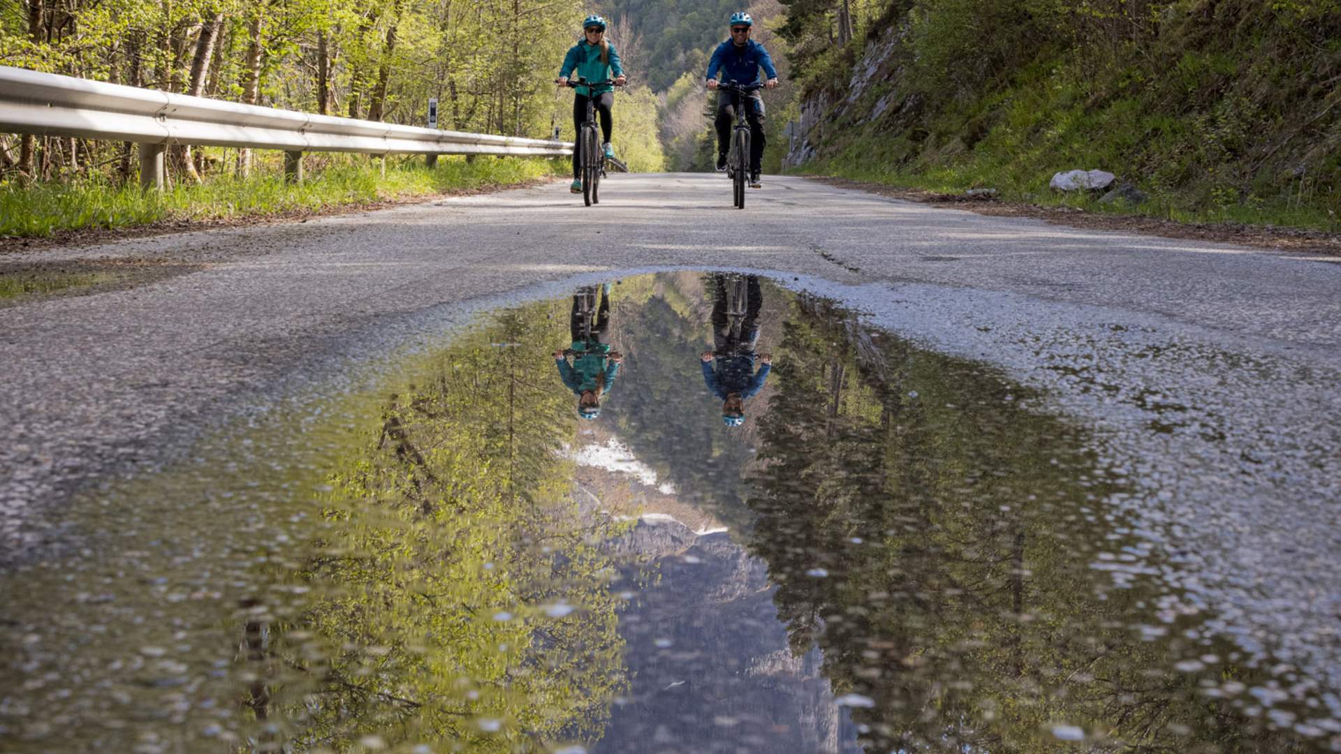 Electric bike tour along the fjord in Romsdalen
