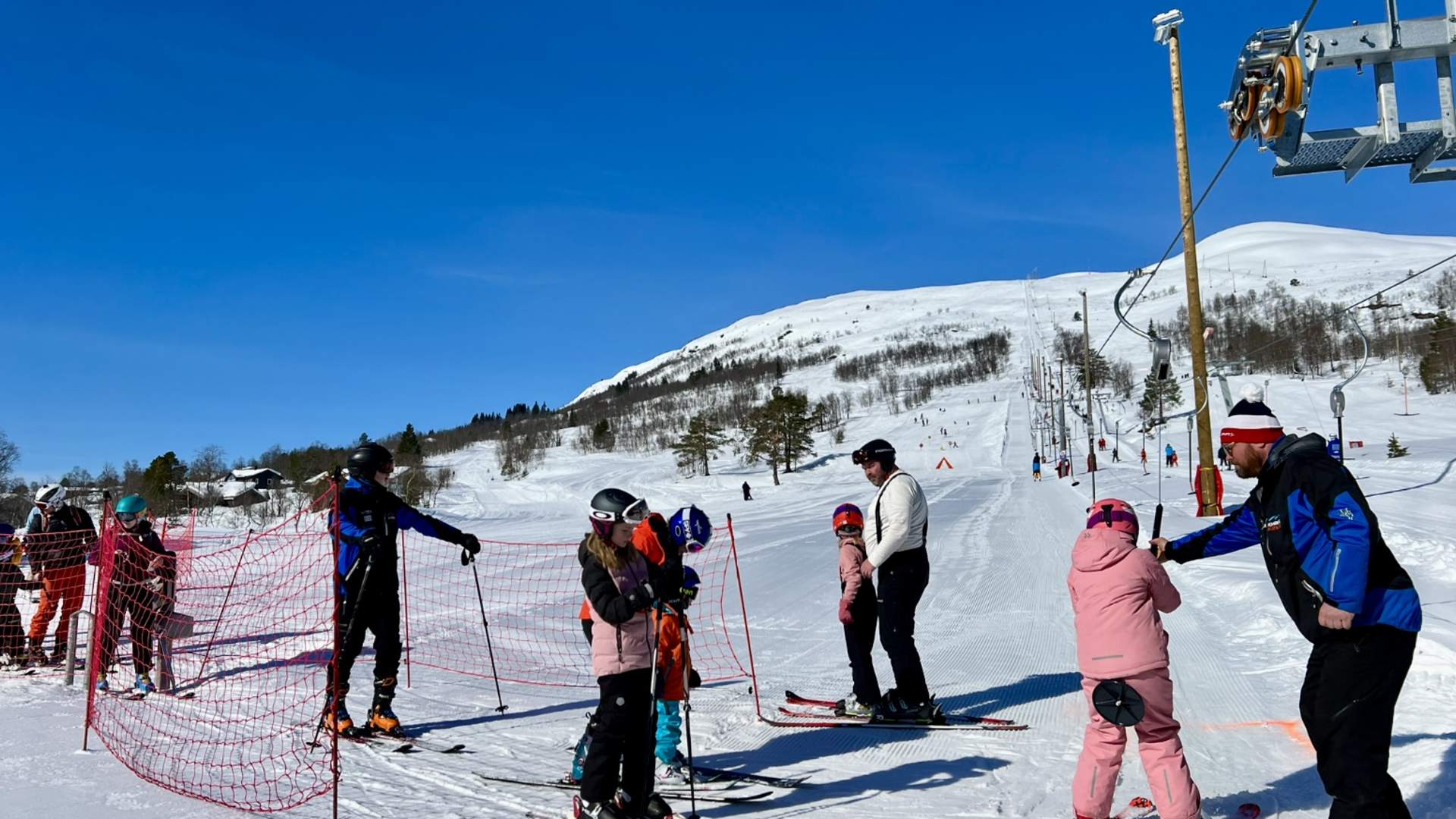 Barna koser seg i barnetrekket.