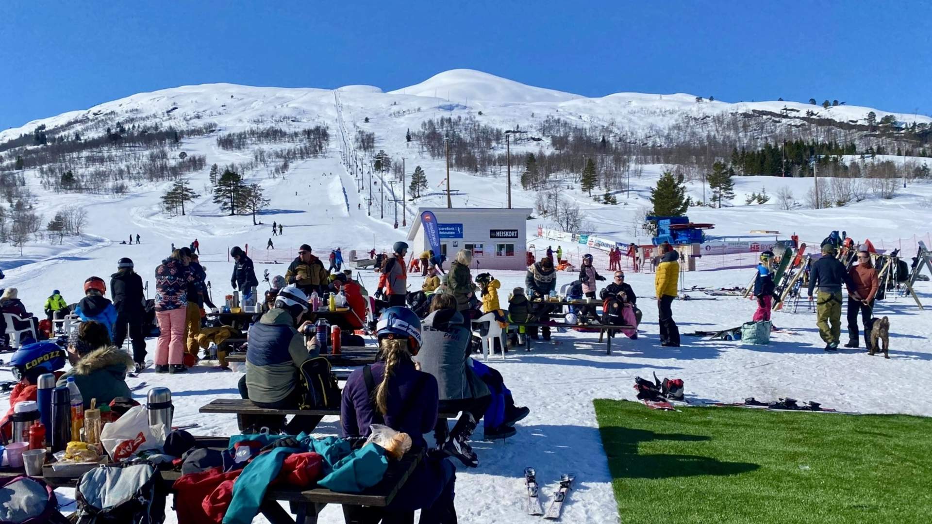 Folk koser seg mellom skiturene på anlegget hos Hornindal Skisenter.