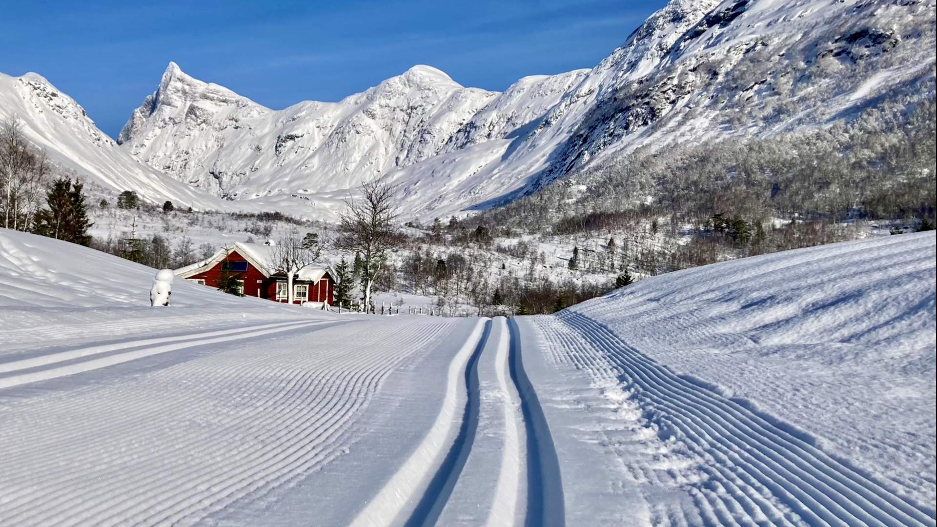 Flotte langrennsløyper med utsikt opp på Hornindalsrokken