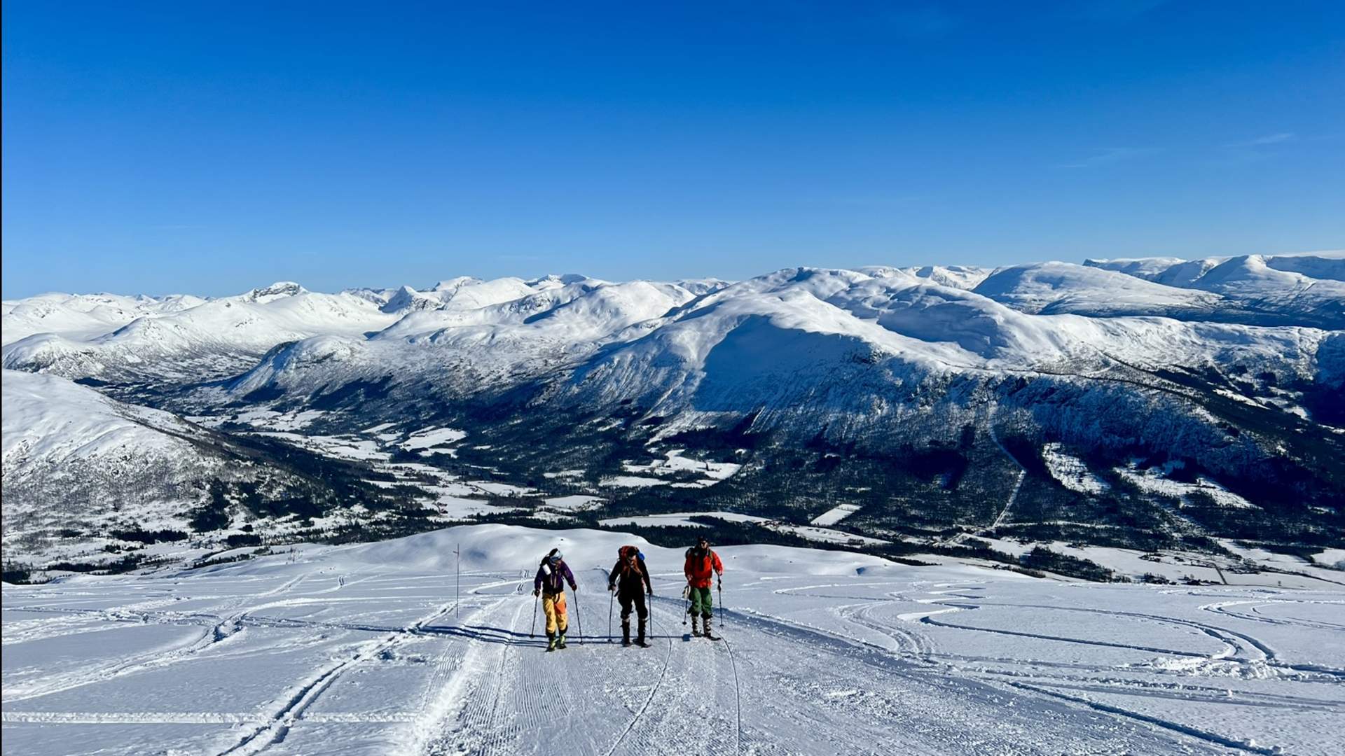 Nyt flott utsikt medan du går på topptur på ski.