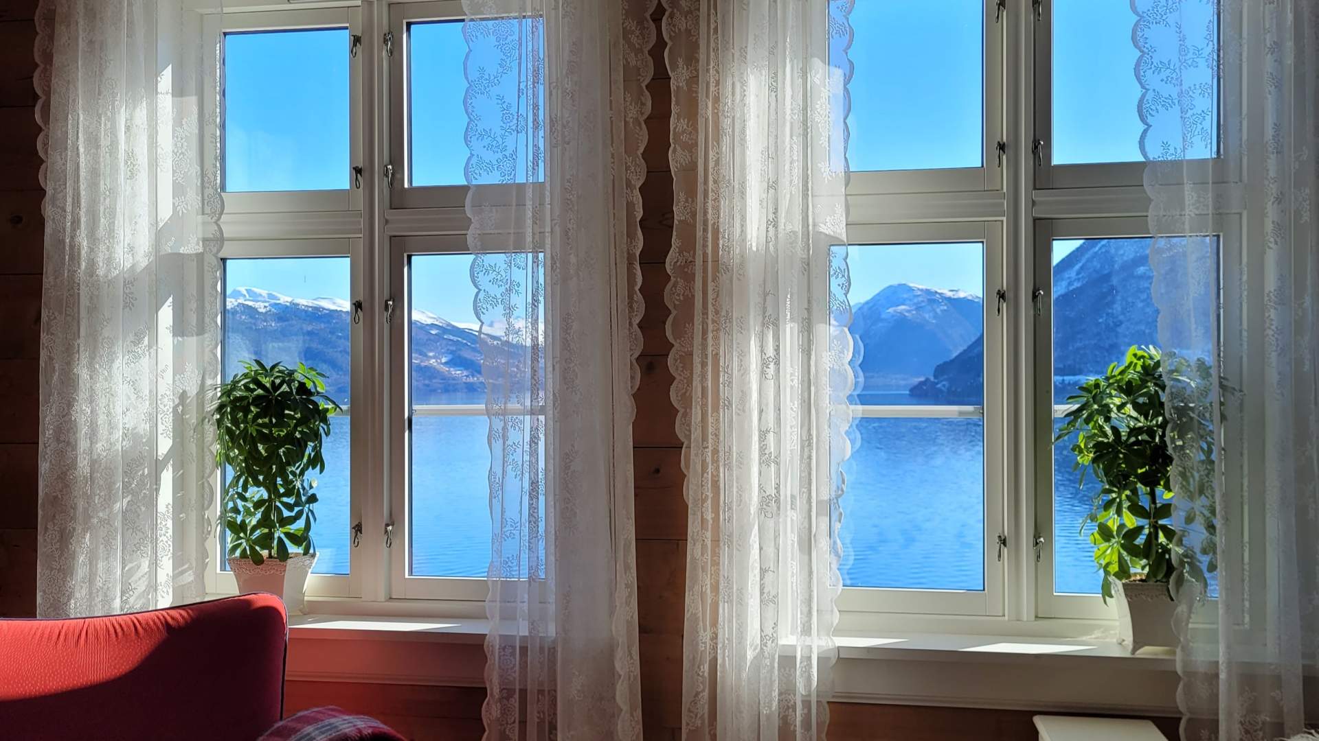 Utsikt frå stovevindauga til Feriehuset.