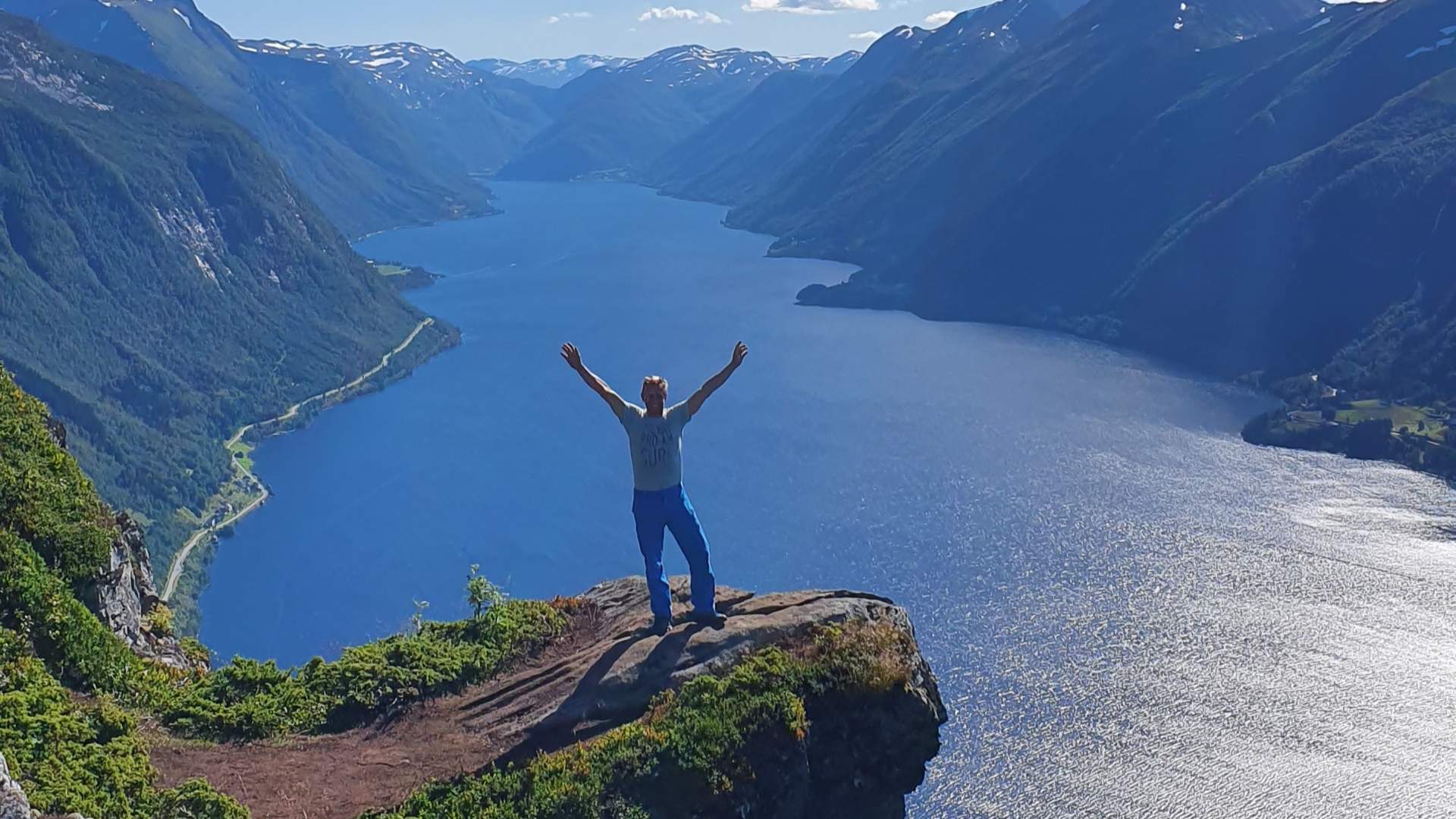 Vi tilrår sterkt å besøke vår lokale Trolltunga: Heidakollen og Galten.