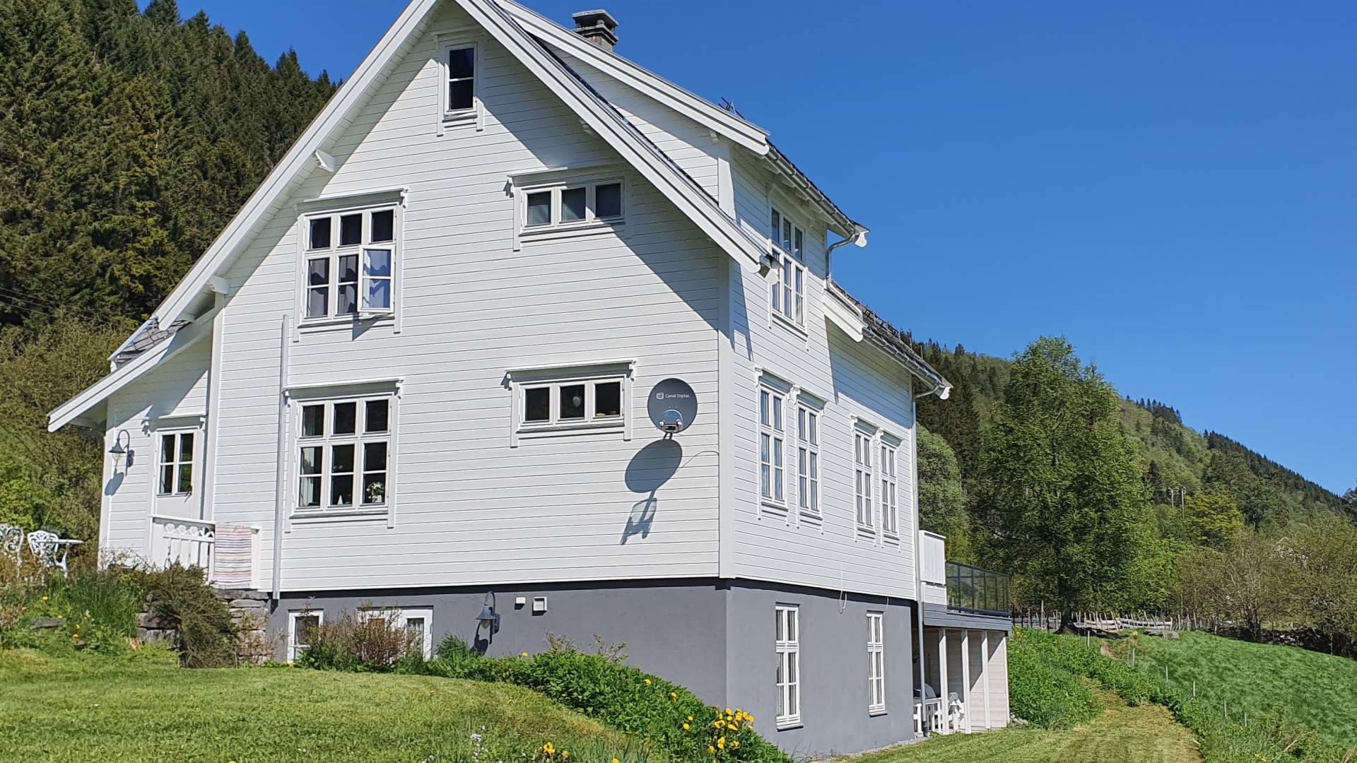 Feriehuset (oppe) og ferieleiligheita (nede).