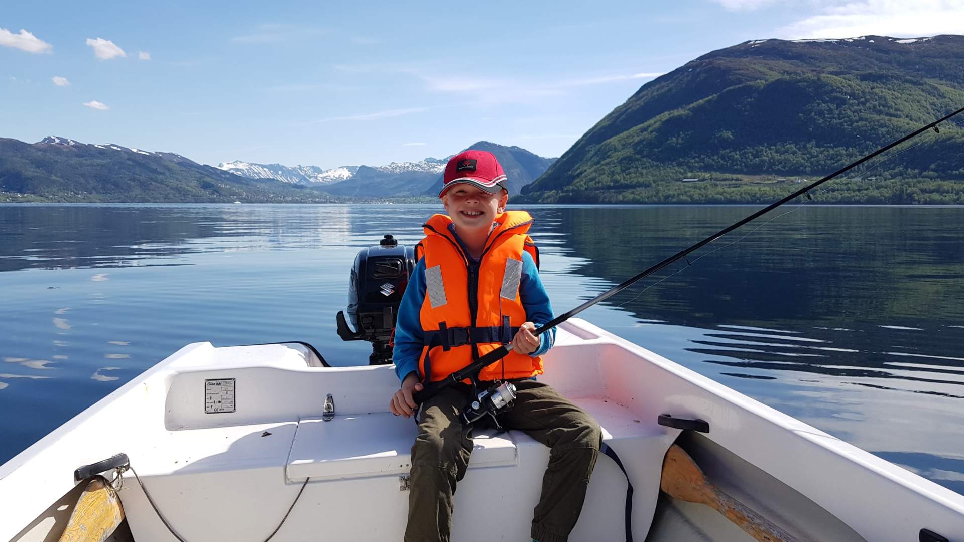 Gode fiskeplassar ligg rett framfor garden og huset.