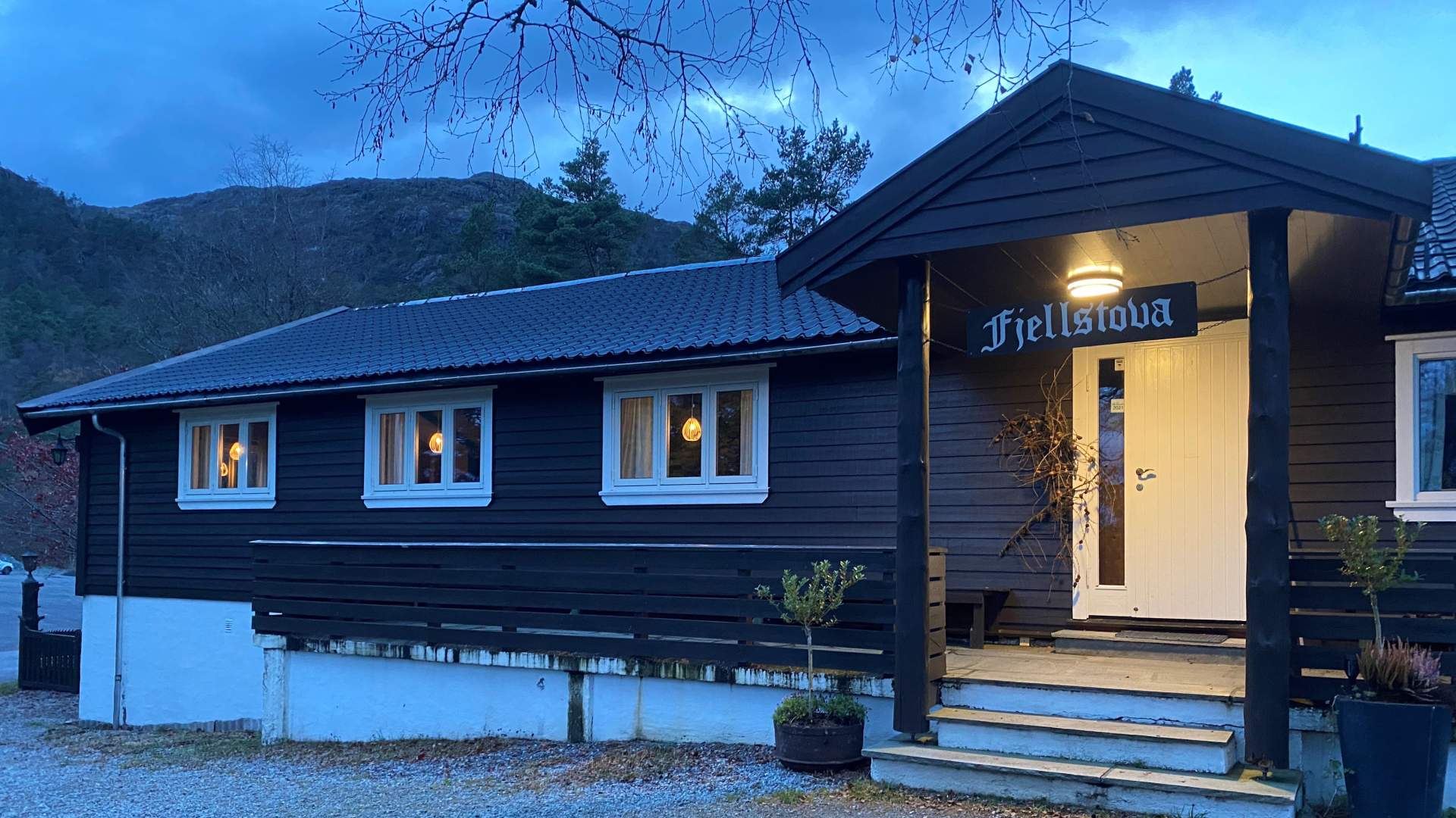 Fjellstova ligg på Stord - på veg opp mot Kattnakken. Stor parkeringsplass like ved.