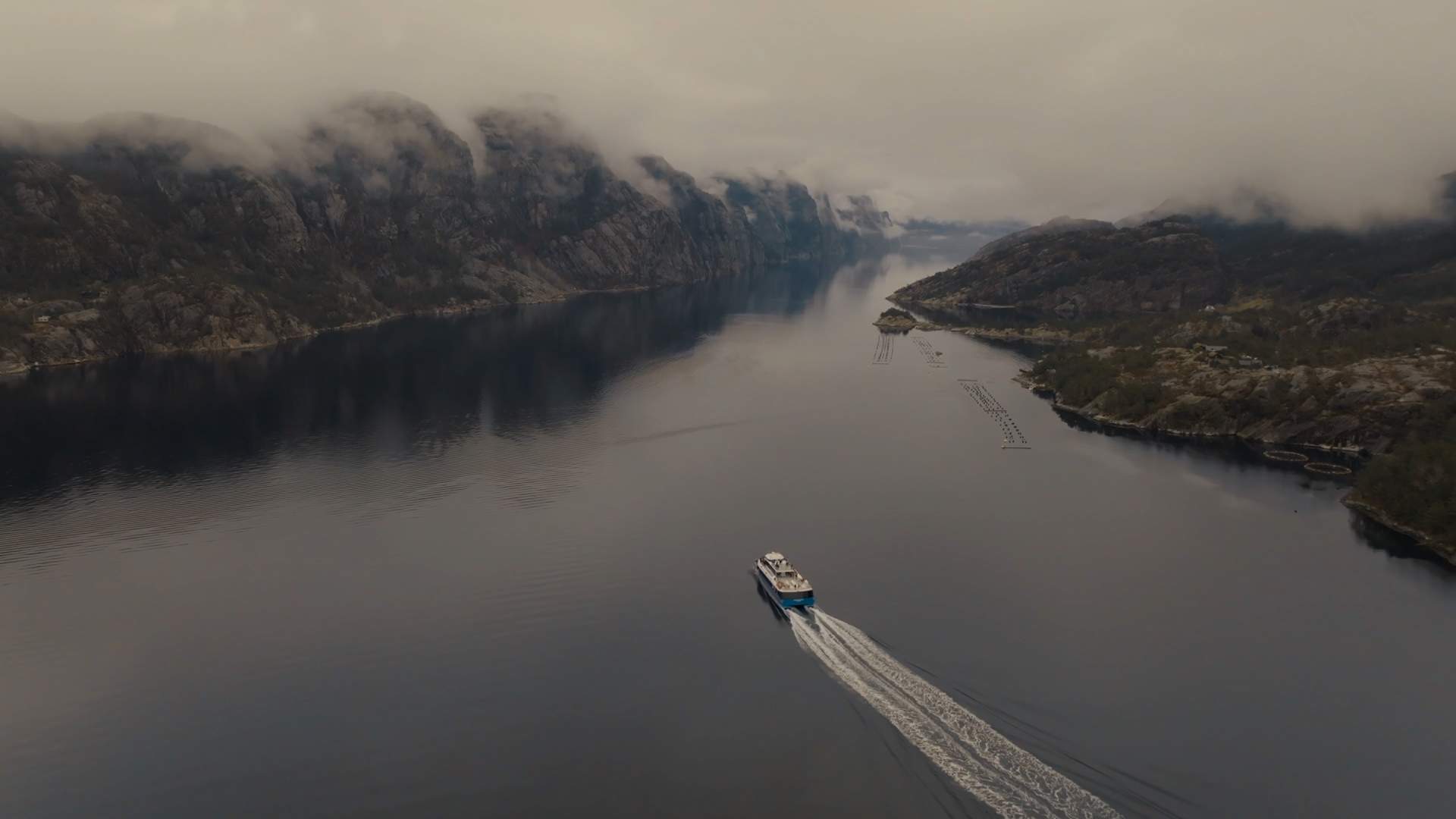 Rødnes båt går inn i fjorden