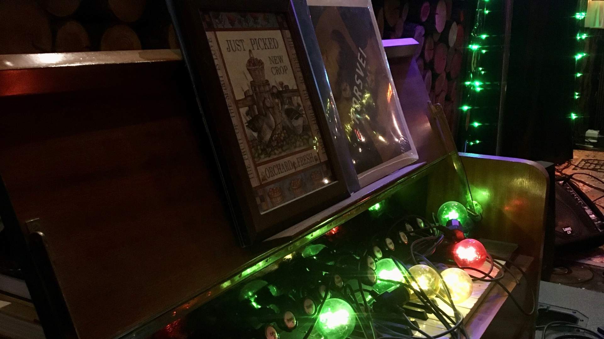 Piano med pynt Ogna Scene