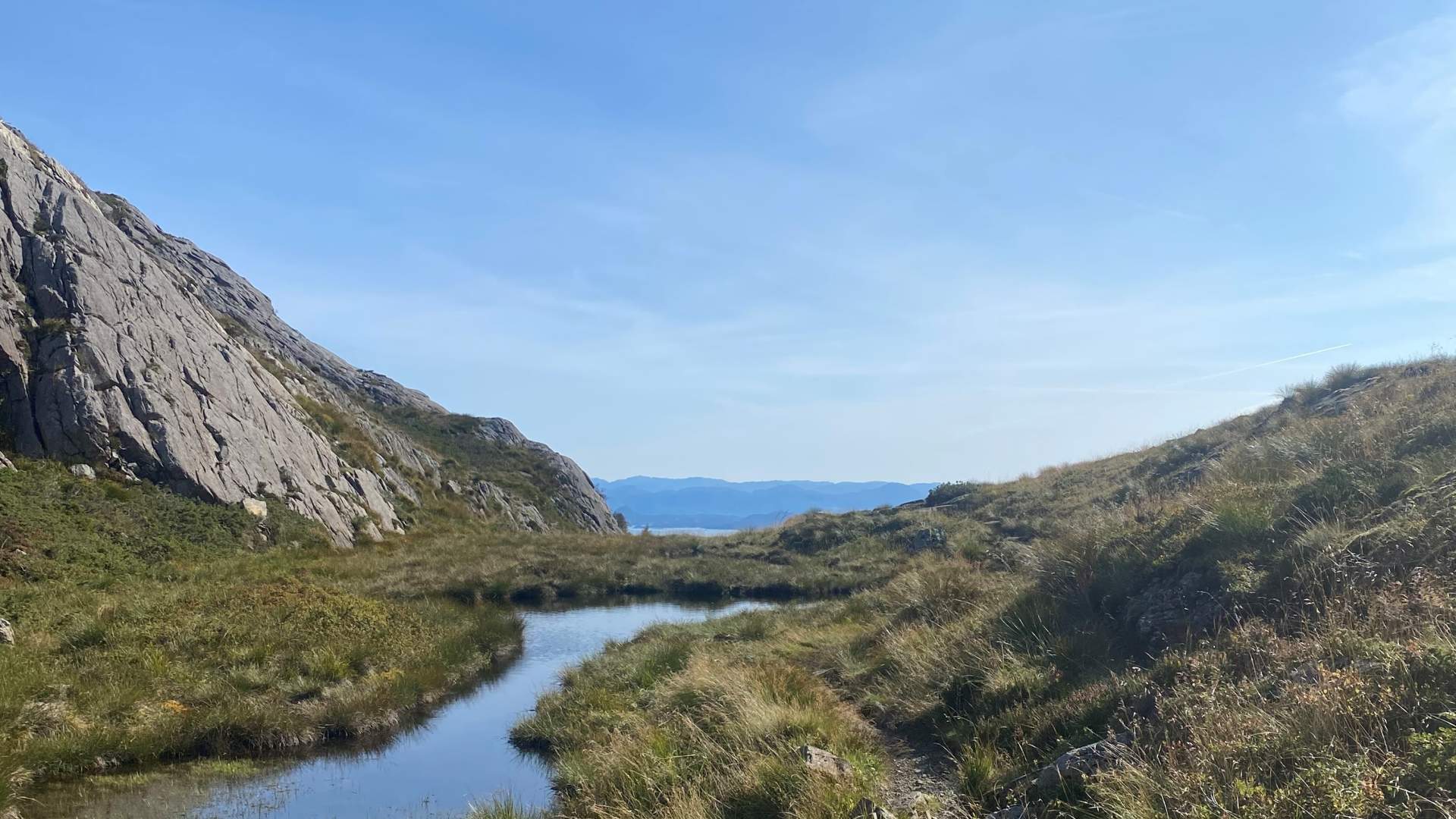 Flott fjellandskap med utsikt mot fjorden i Sunnhordland.