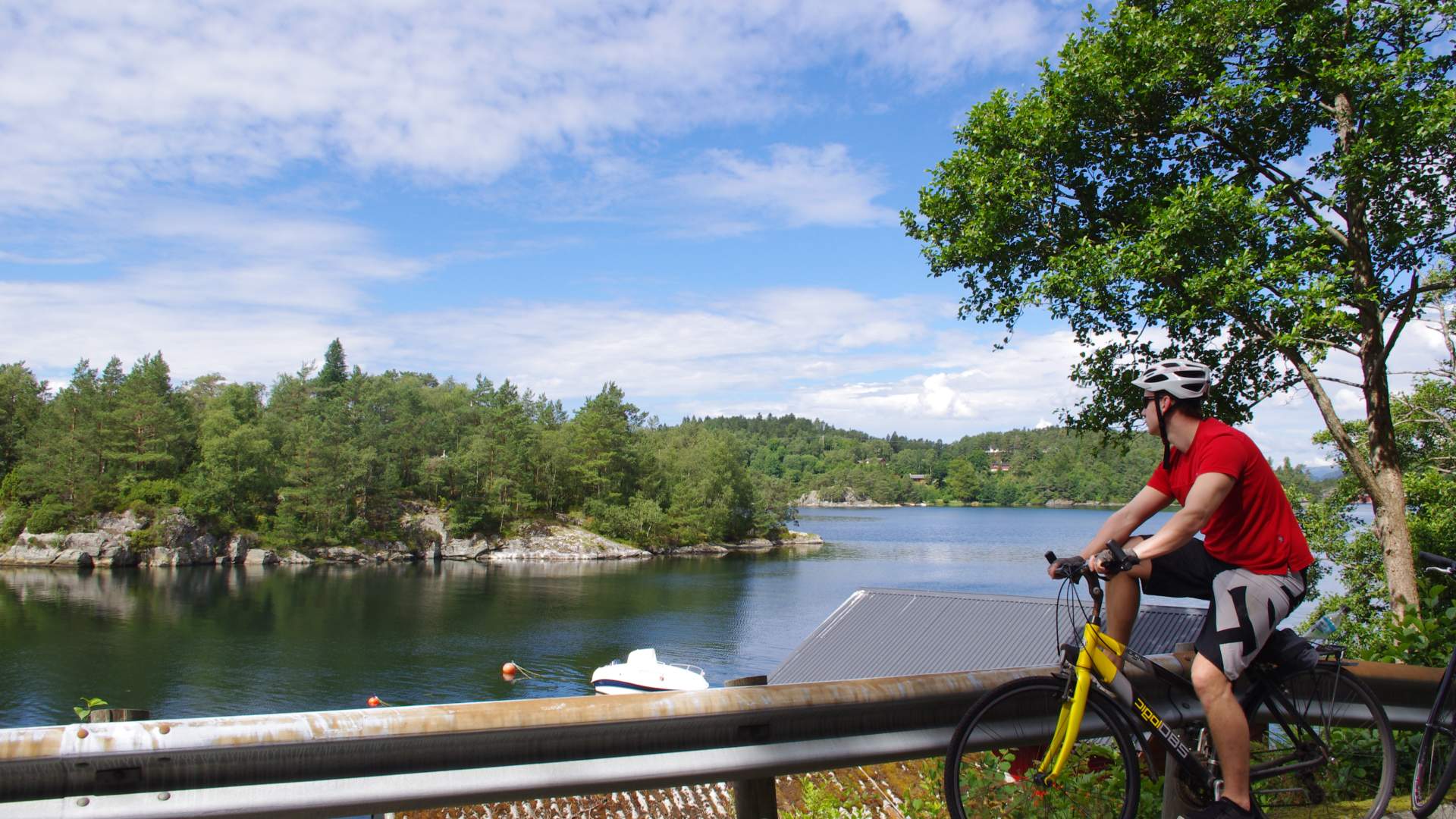 Syklist ved Malkenes på Tysnes