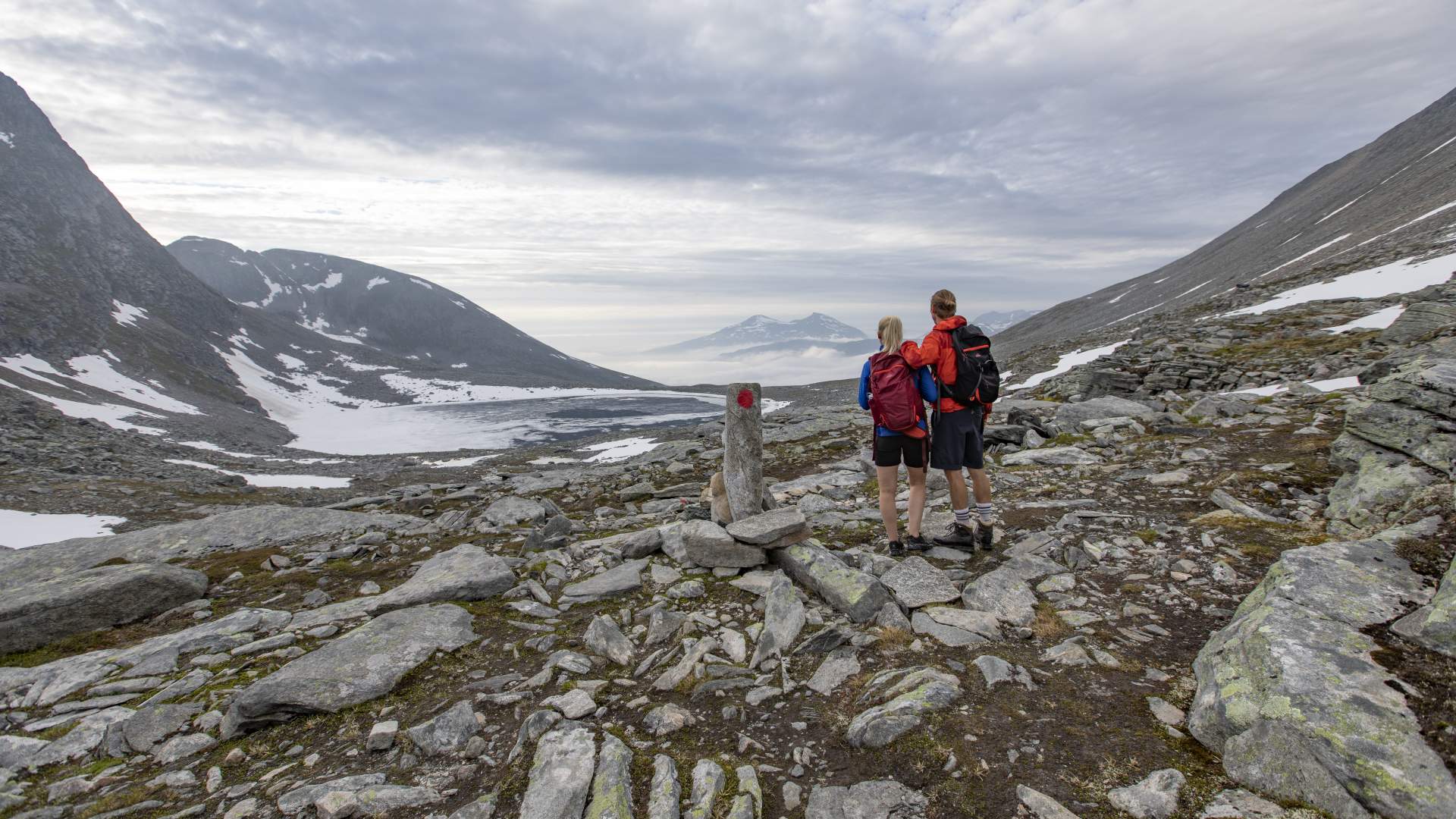 Bergwanderung von Kårvatn nach Innerdalen über Bjøråskaret