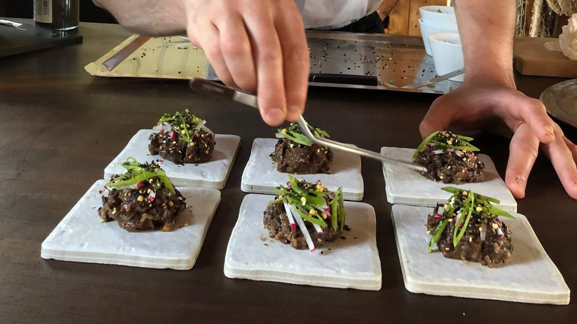 En av kokkene på PopUp Norge legger opp spennende mat.